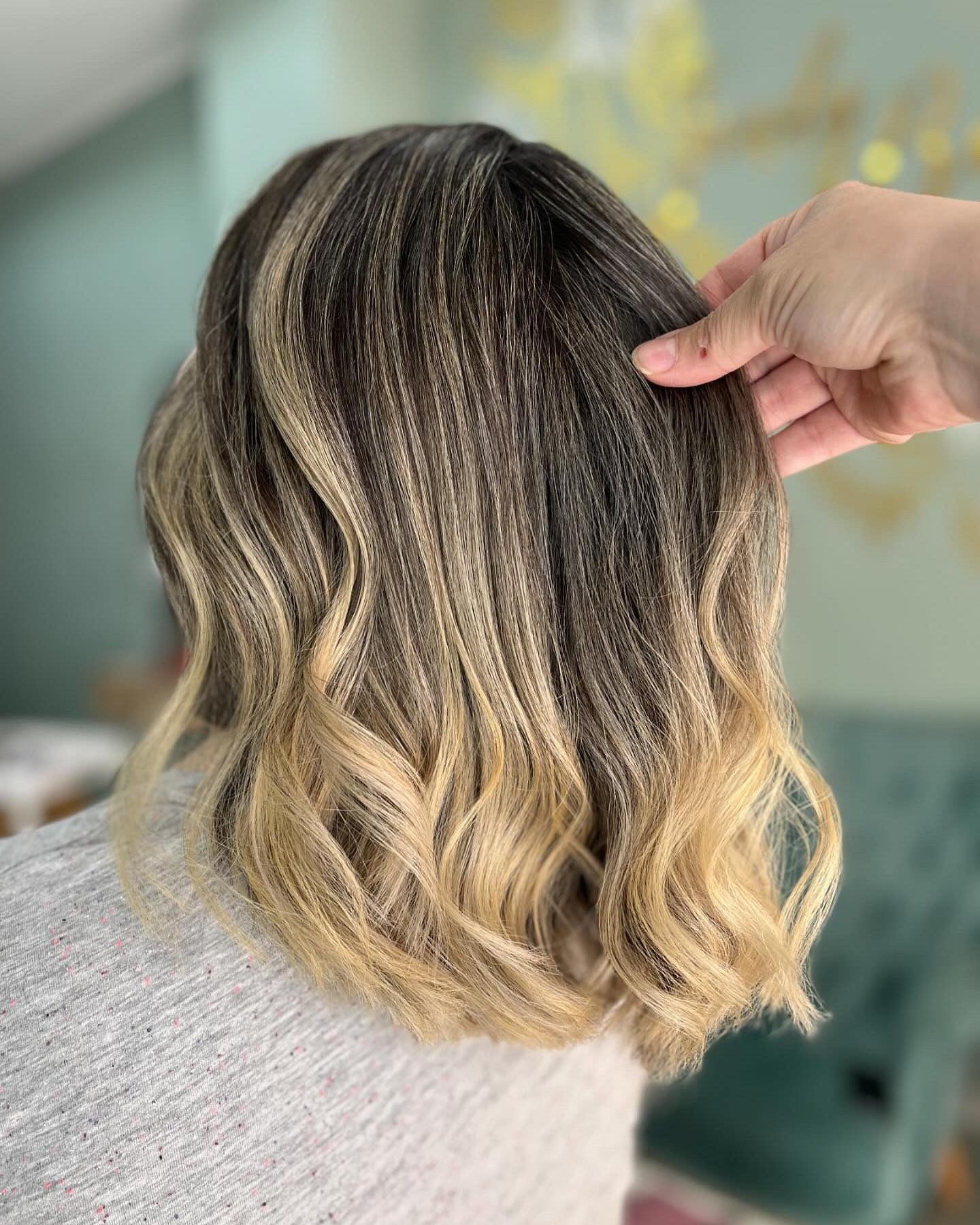 2. strukturierter Lob mit Asche-Honig Ombre (Honigblond Haarfarbe)
