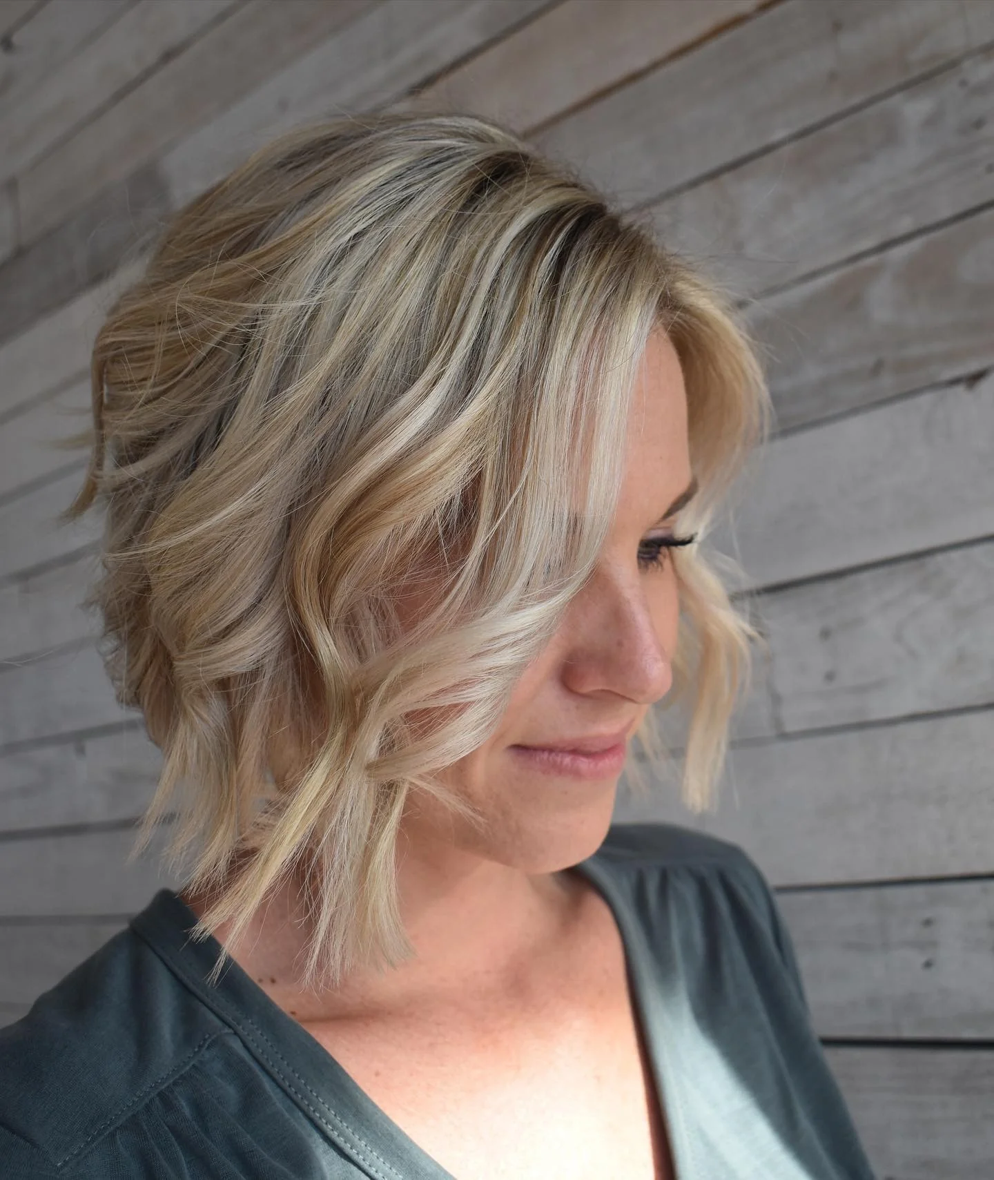 2. Strukturierter Platinum Stacked Bob mit lockeren Wellen (Stacked Bob Hair)