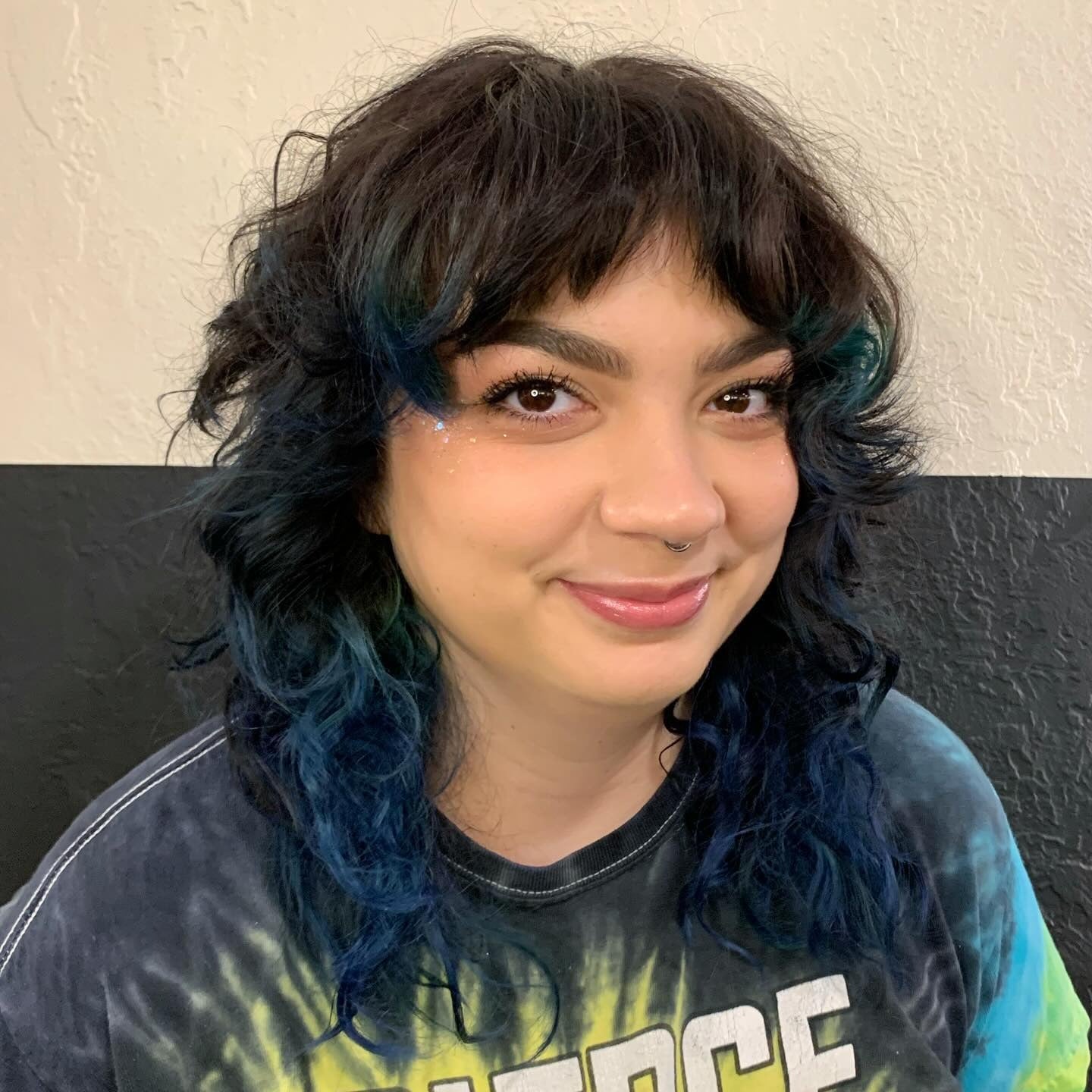 2. strukturierter Shag mit blauen Akzenten (Frisuren der 70er Jahre)