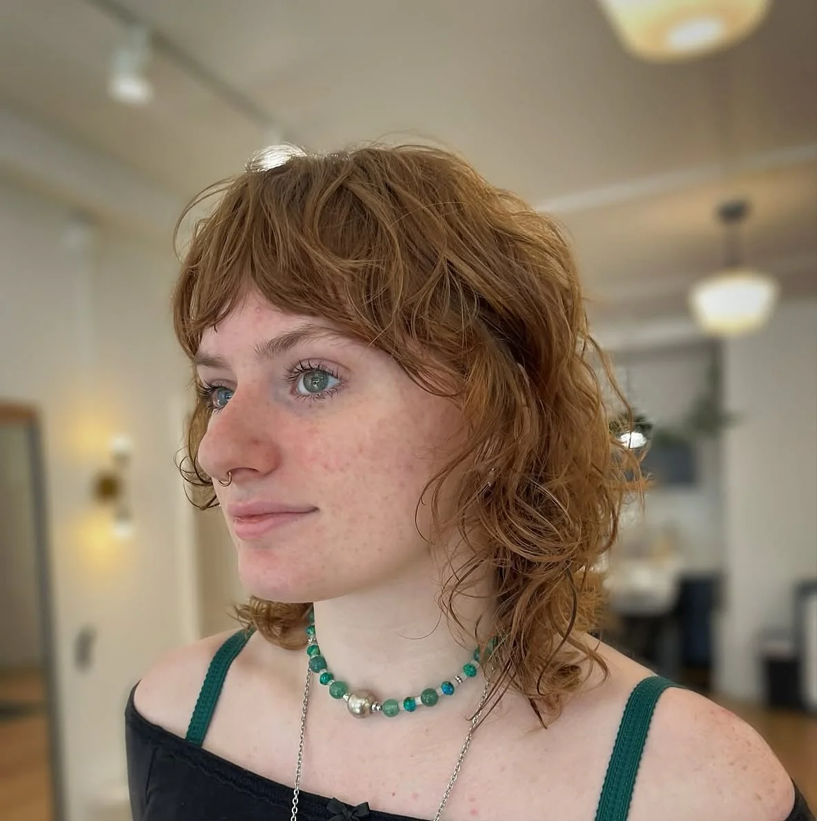 2. Strukturierte kurze Schichten mit Kupferbraun (kurze geschichtete Haarschnitte mit Pony)