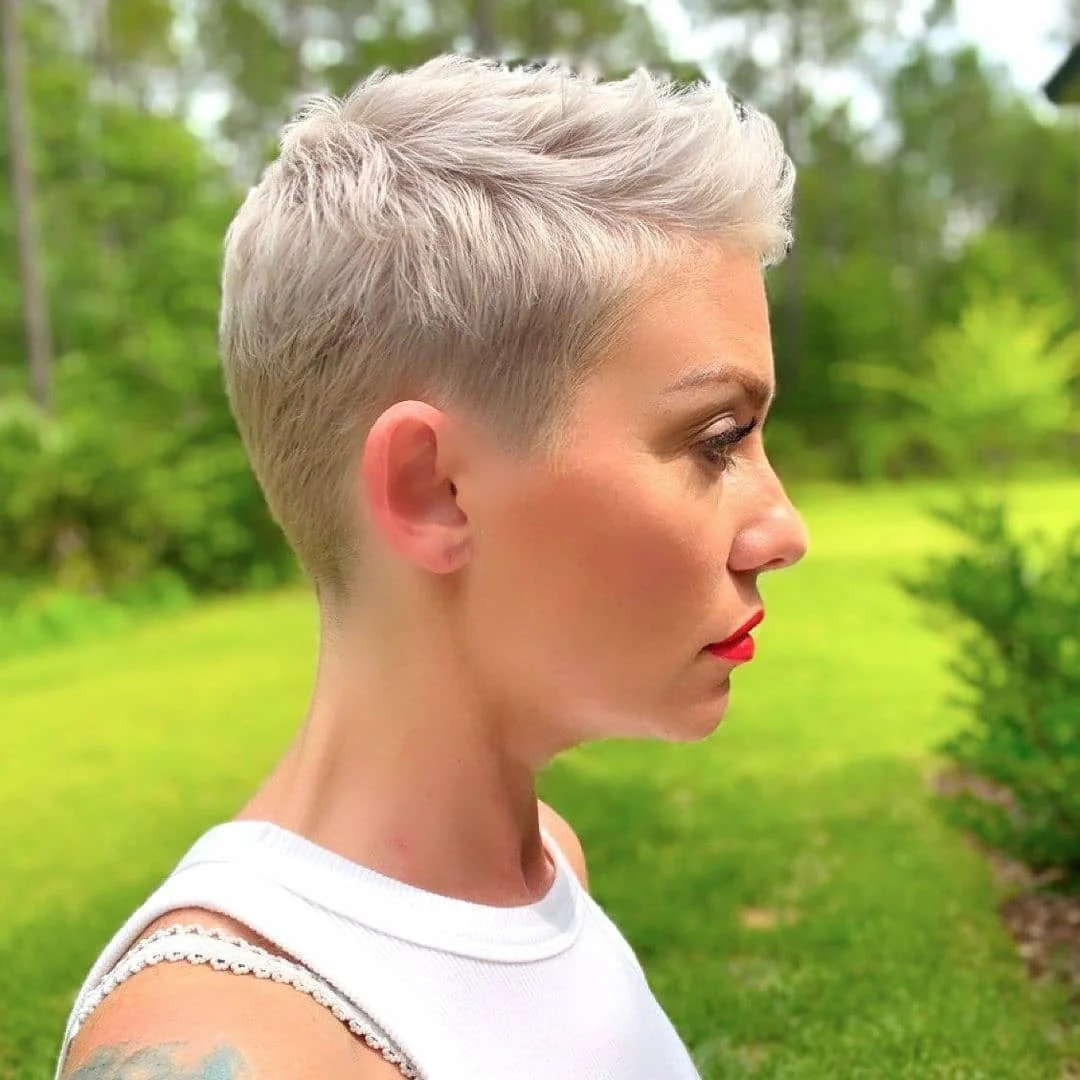 2. Textured Silver Crop (kurze Pixie-Frisuren für Frauen)