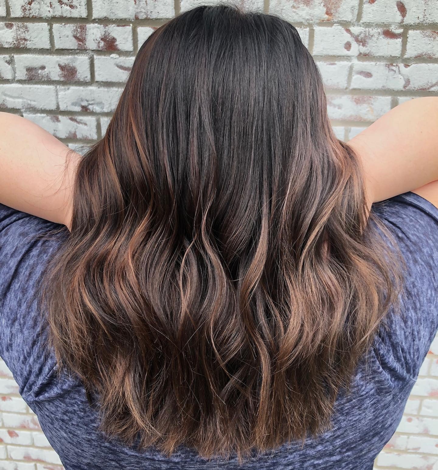 2. Strukturierte Wellen mit Kakaodimension (dunkelbrauner Balayage)