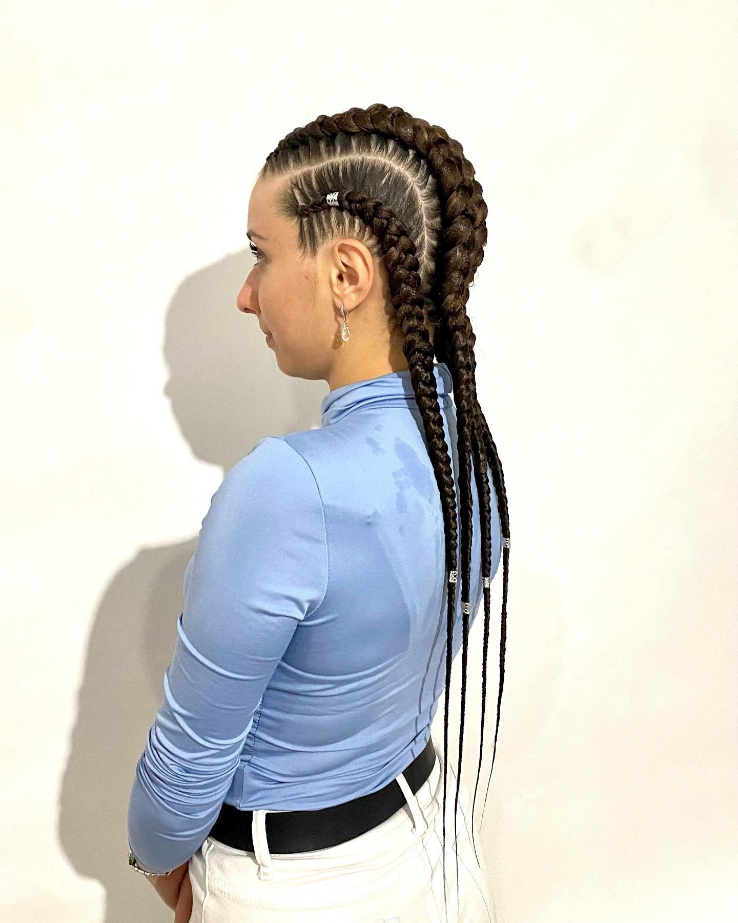 2. Dicke Maisrauen mit metallischen Akzenten (Cornrow -Frisuren)