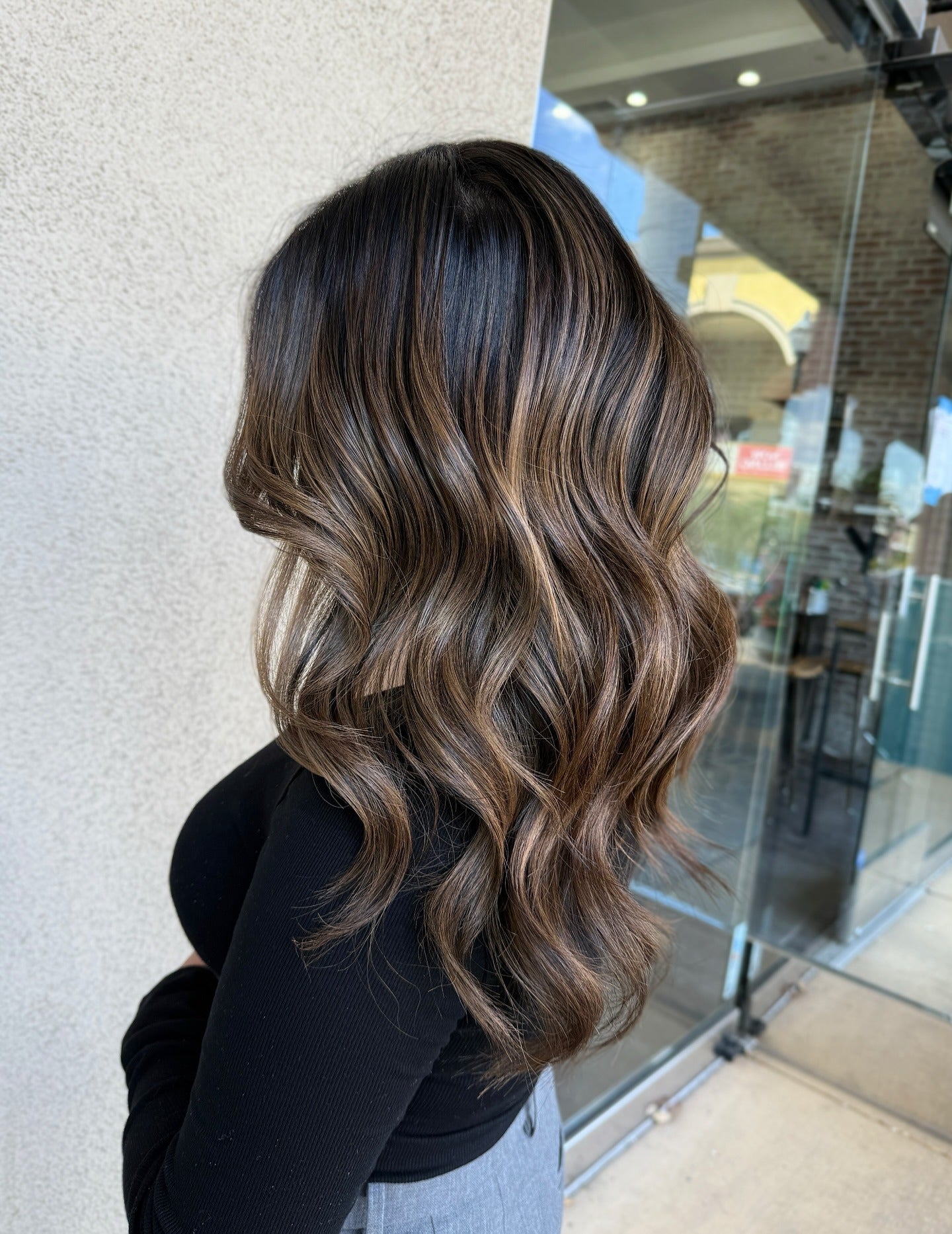 2. Toffeefarbenes Sandbraun mit glänzenden Locken (Sandbraune Haarfarbe)