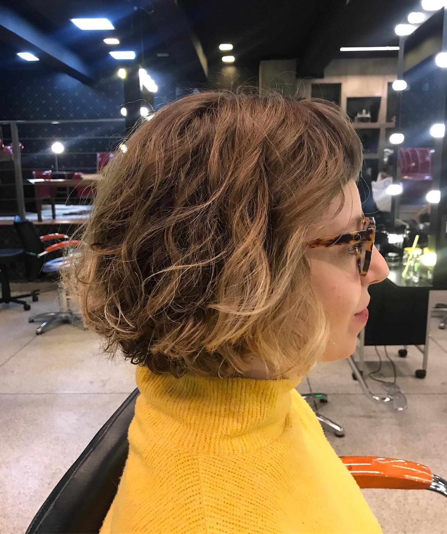 2. Welliger Bob mit subtilem Ombre (kurze Bob -Haare)