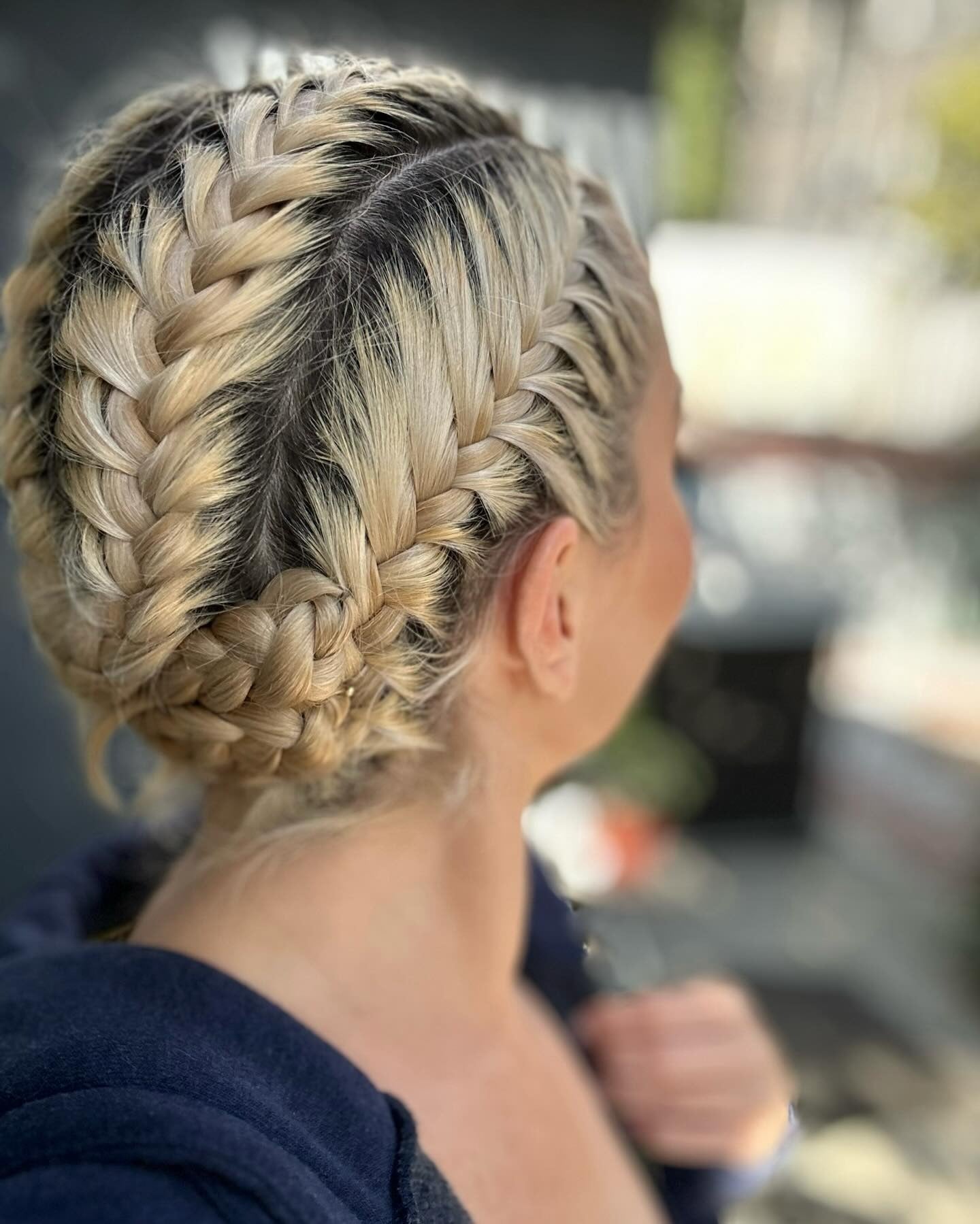 2. Twin French Töpfchen in eine niedrige Spule in eisigem Blonden (Winterfrisuren)