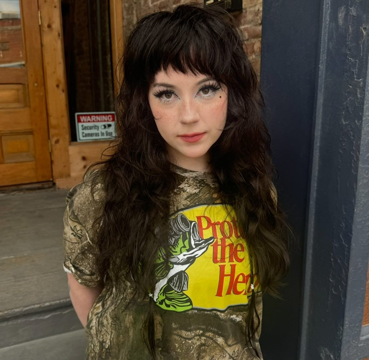 2. voluminöser schwarzer Shag mit Mikro -Pony (lange Shag -Frisuren)