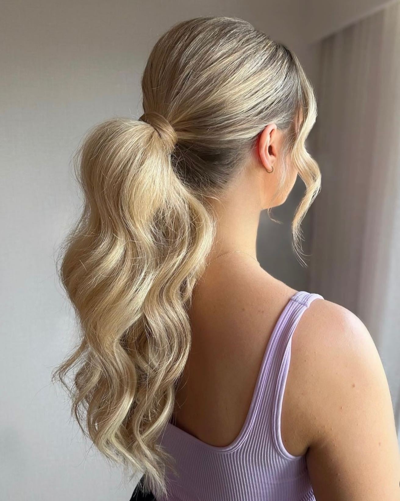 2. Voluminous Blonde Pferdeschwanz mit Wellen (elegante Frisuren)