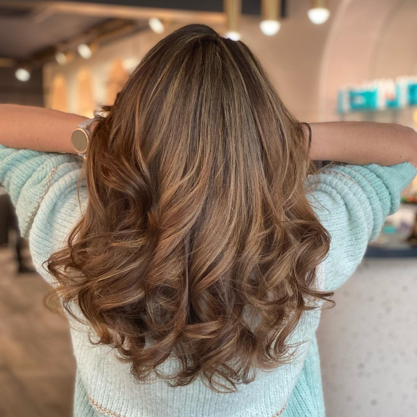 2. voluminöse Locken in dimensionalem Honigbraun (honigbraune Haarfarbe)