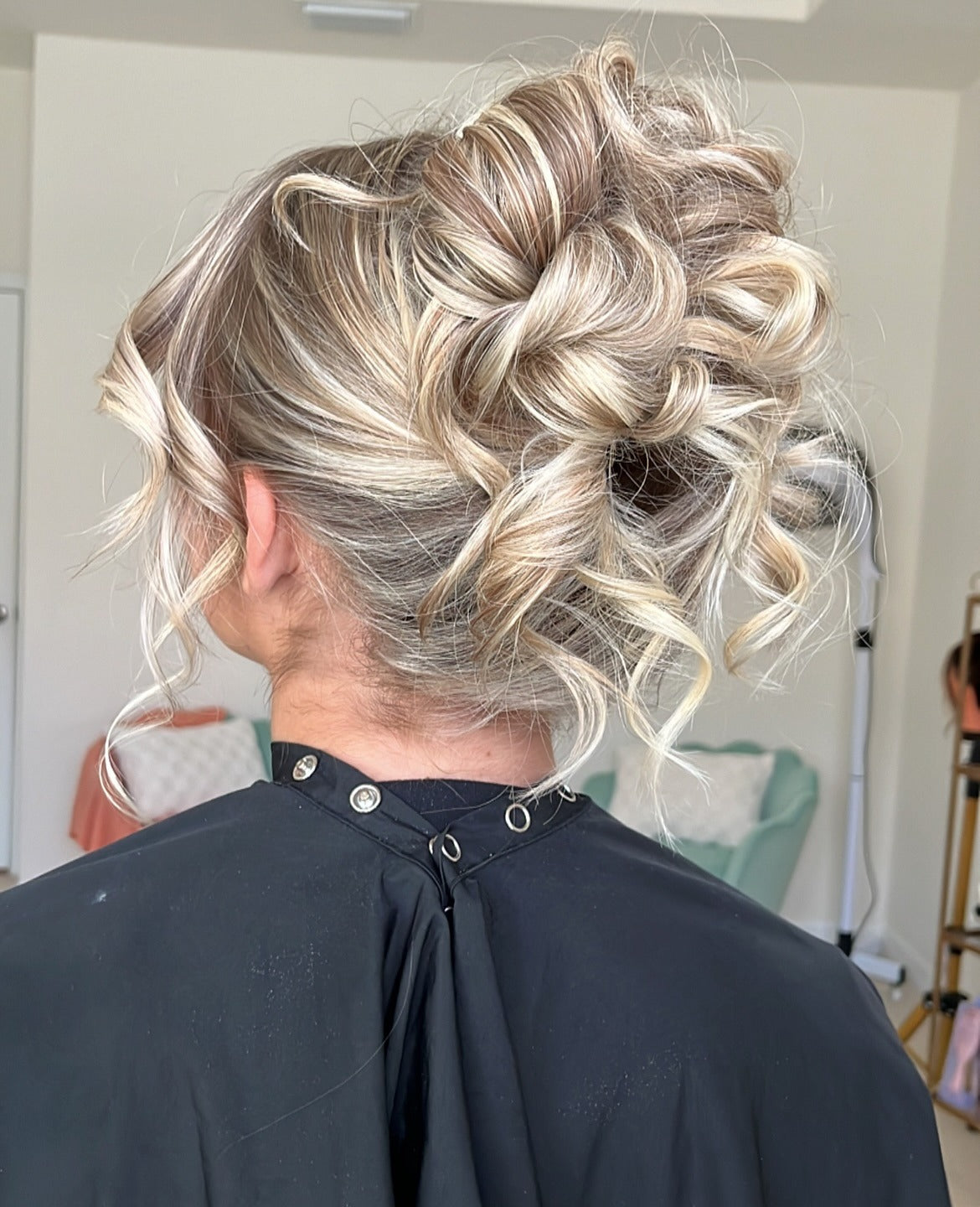 2. voluminöse lockige Hochsteckfrisur mit Platin -Highlights (Prom -Frisuren)