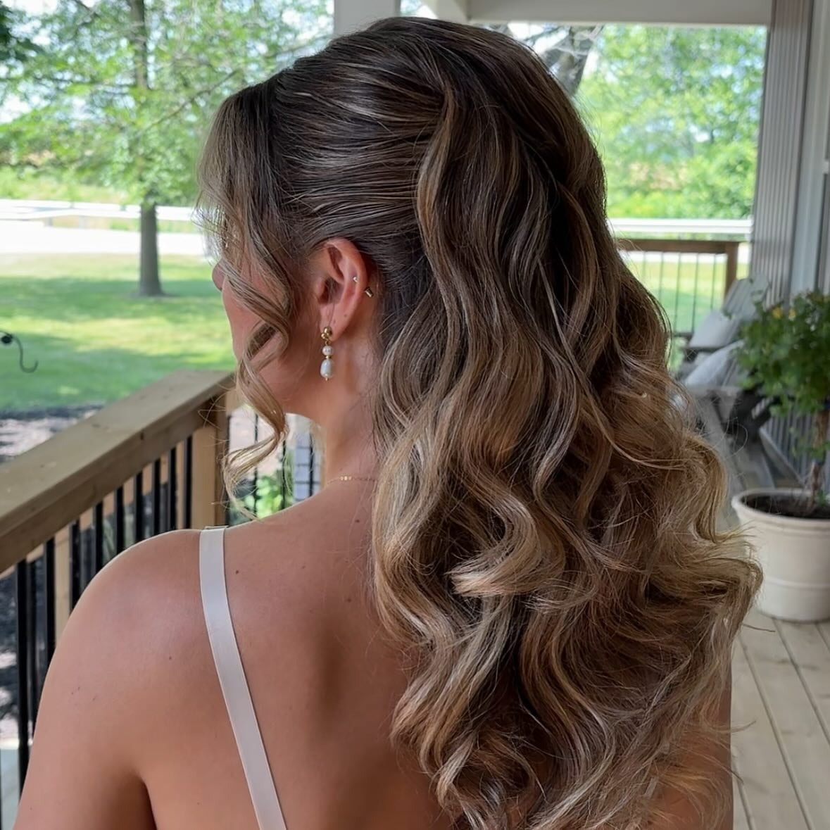 2. voluminöses halb-up mit goldener Balayage (Braut Frisuren)