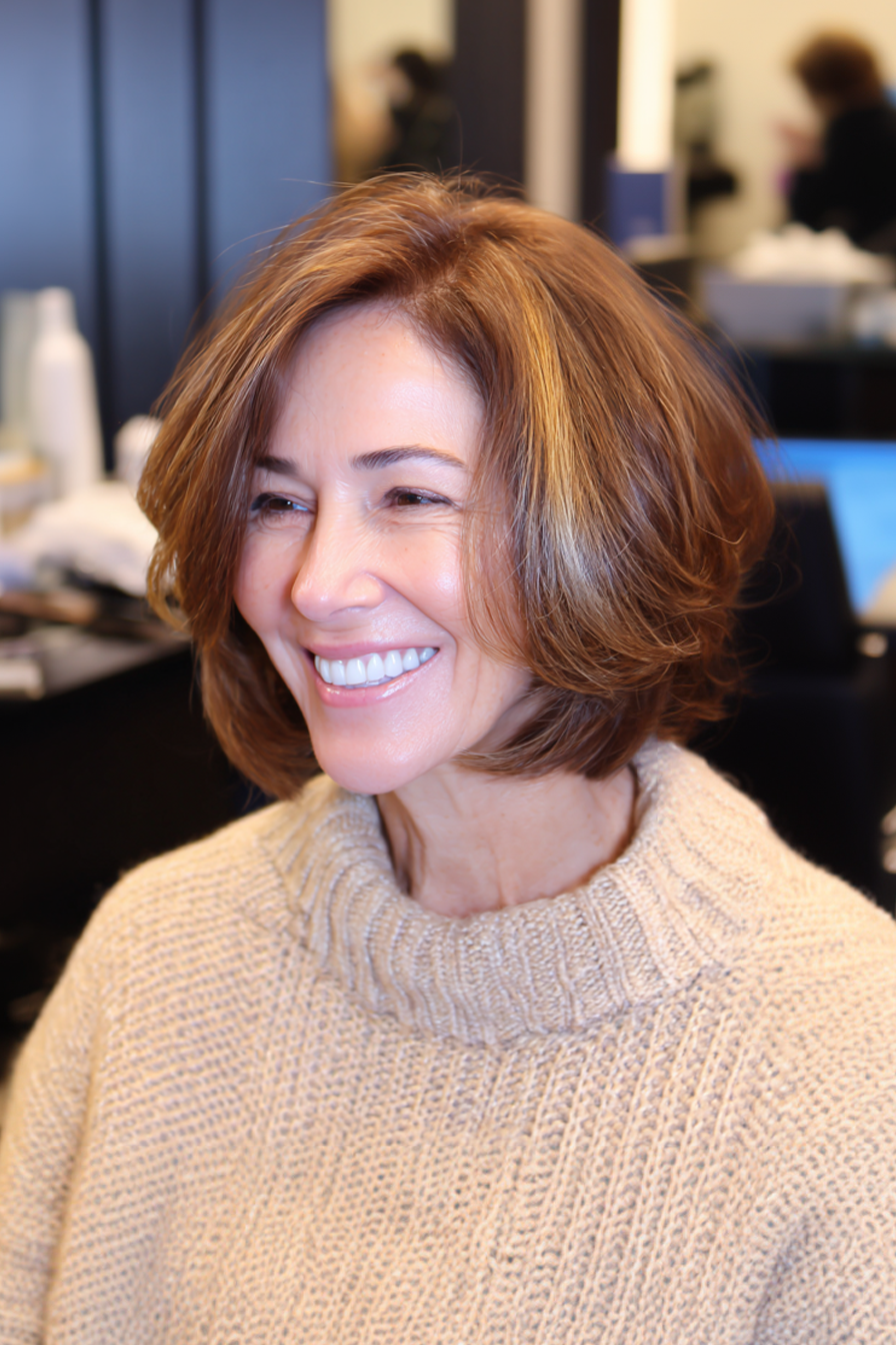 2. Warm karamellgeschichtetes Bob (geschichtete Bob -Frisuren für Frauen über 50) - Layered Bob Frisuren für Frauen über 50
