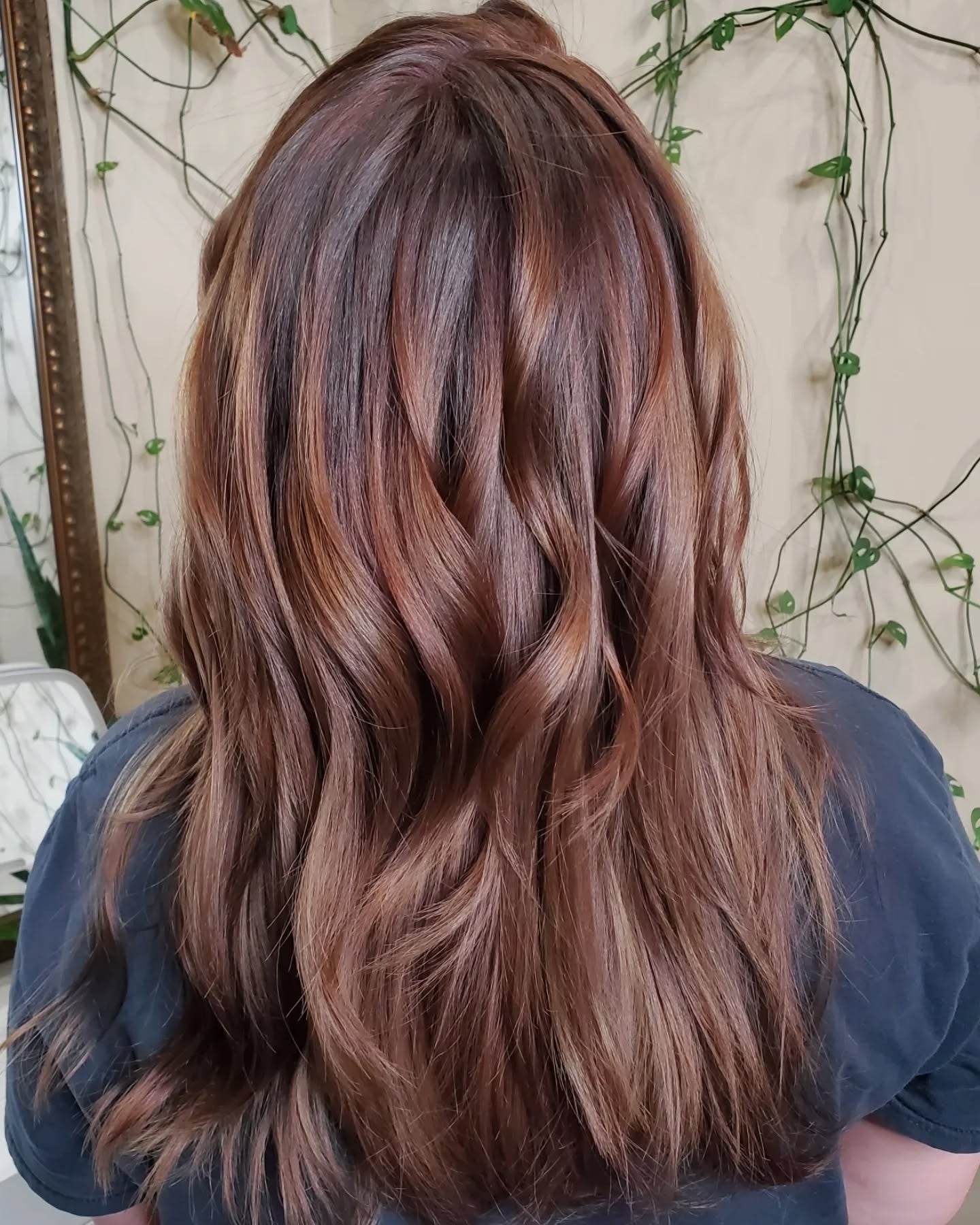 2. Warme Kastanienschichten mit glänzendem Finish (schokoladenbraunes Haar mit Highlights)