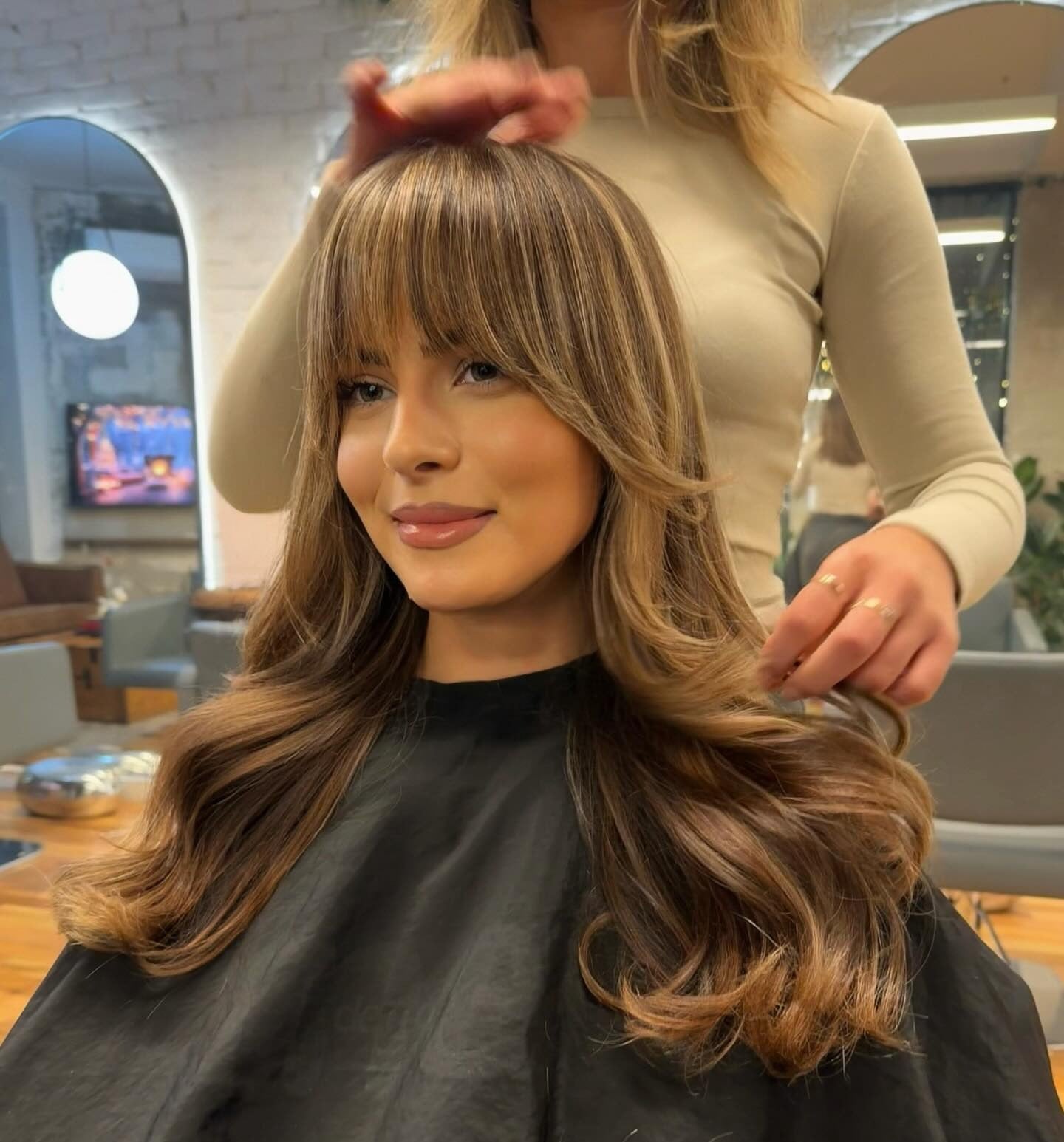 2. Warme Kastanienwellen mit stumpfen Pony (lang geschichtete Frisuren mit Pony)