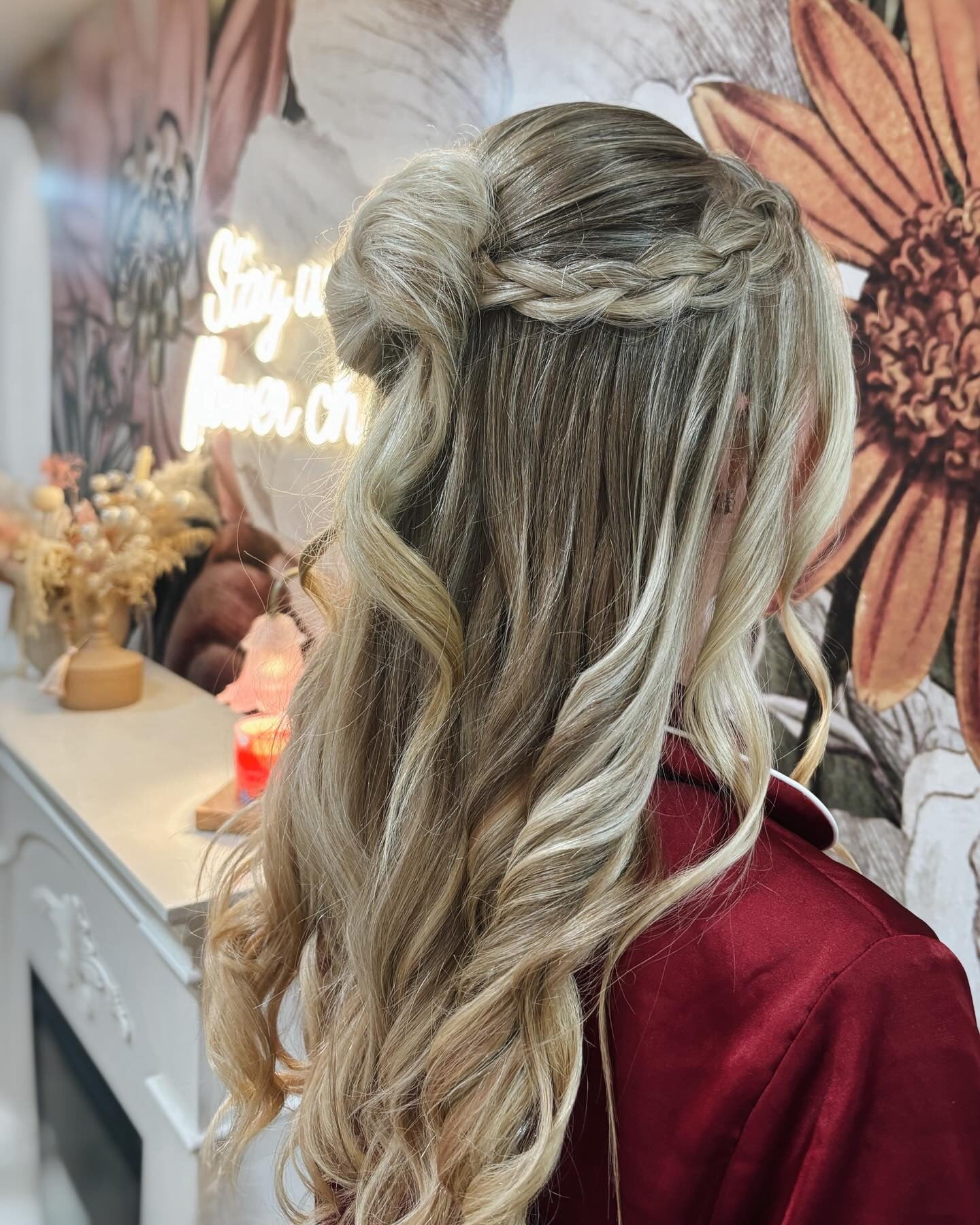 20. geflochtene Halb-up-Locken mit Ascheblonde-Mischung (Abschlussballfrisuren)