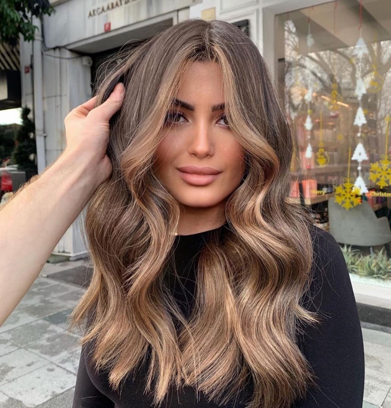 20. Kühltönte braune Balayage mit weichen Locken (hellbraunes Haar mit Highlights)