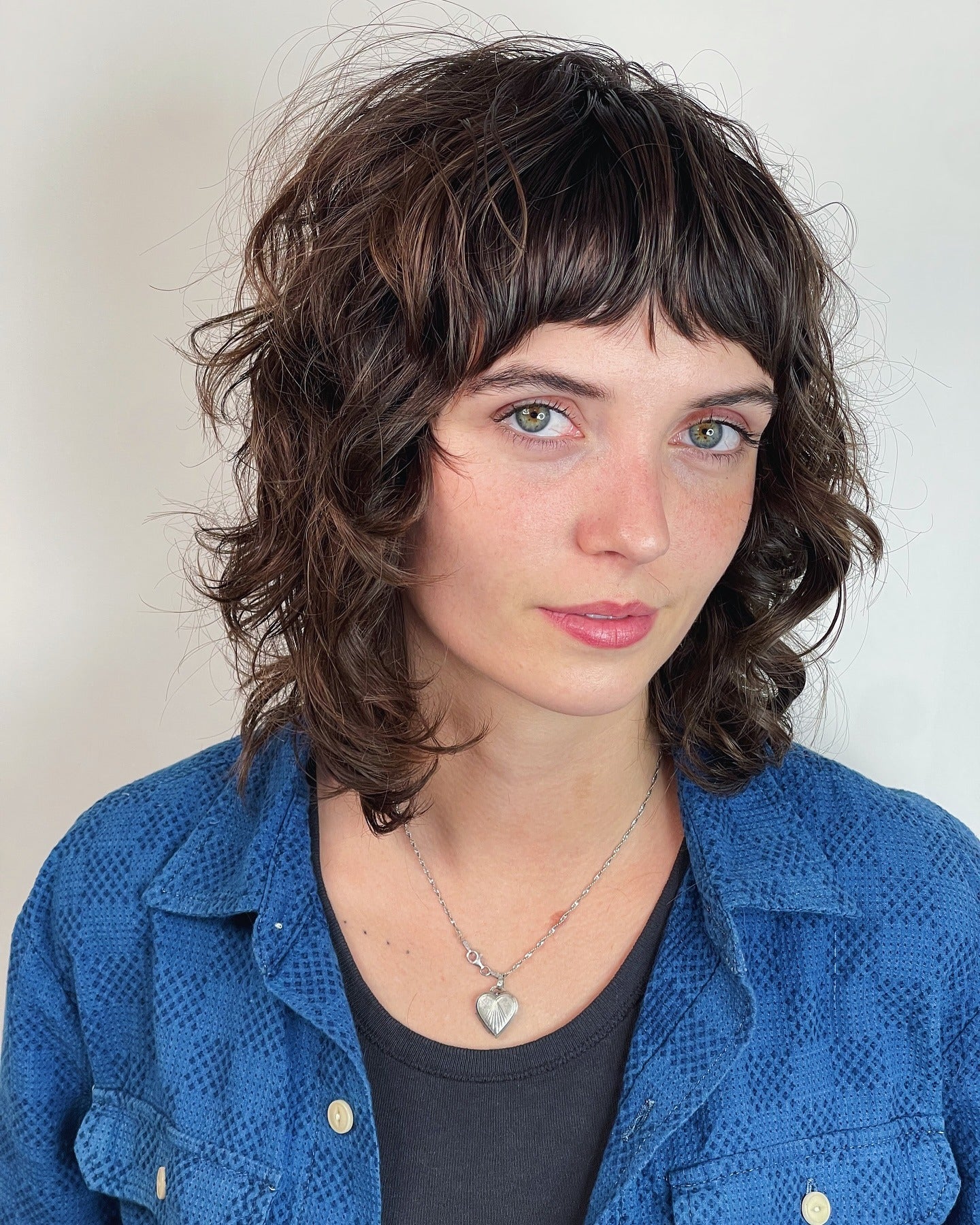 20. Curly French Bob Shag mit Baby -Pony in Mokka Brown (Shaggy Bob Frisuren)