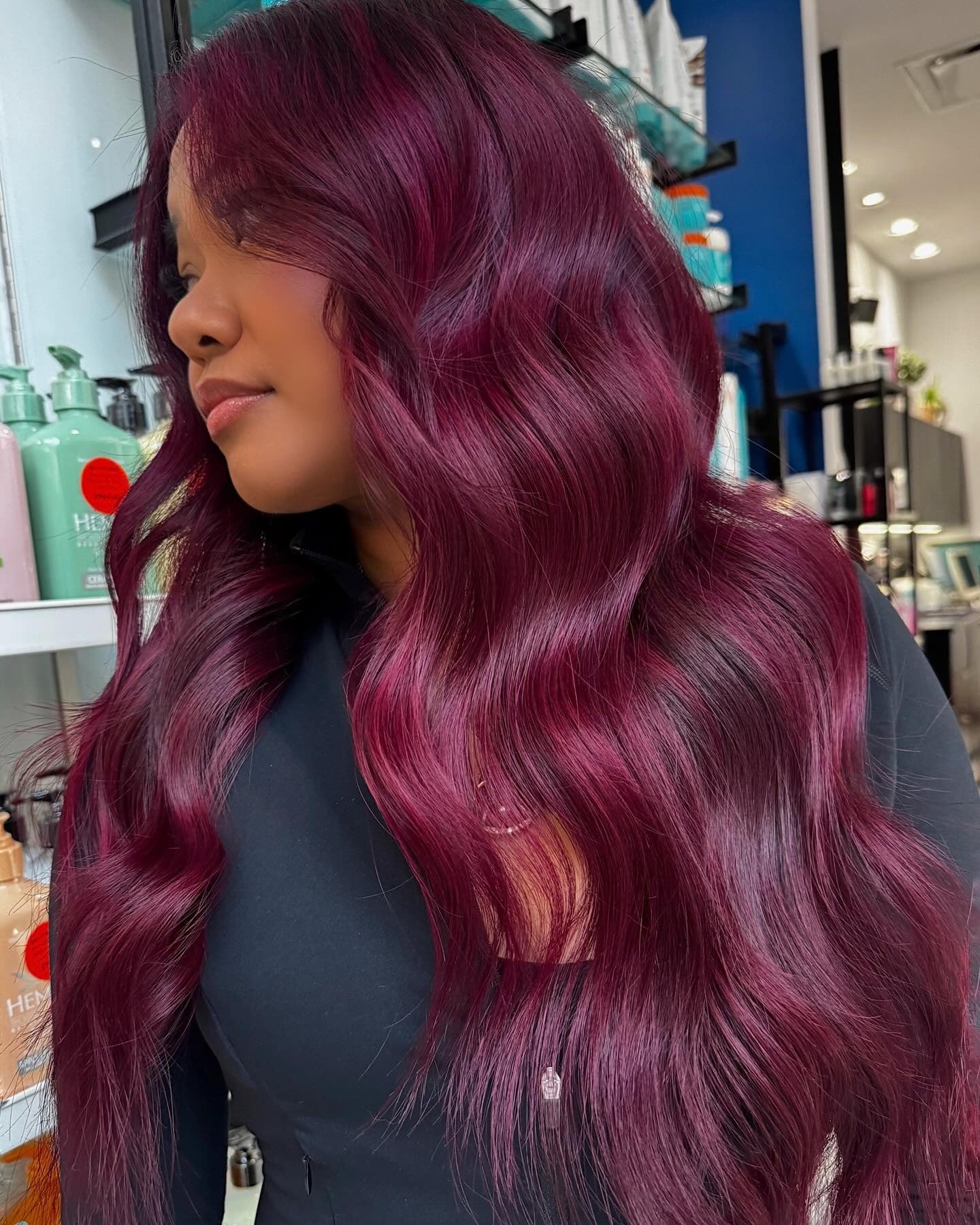 20. Skulptierte Merlot -Wellen auf langem Haar (Magenta Haarfarbe)