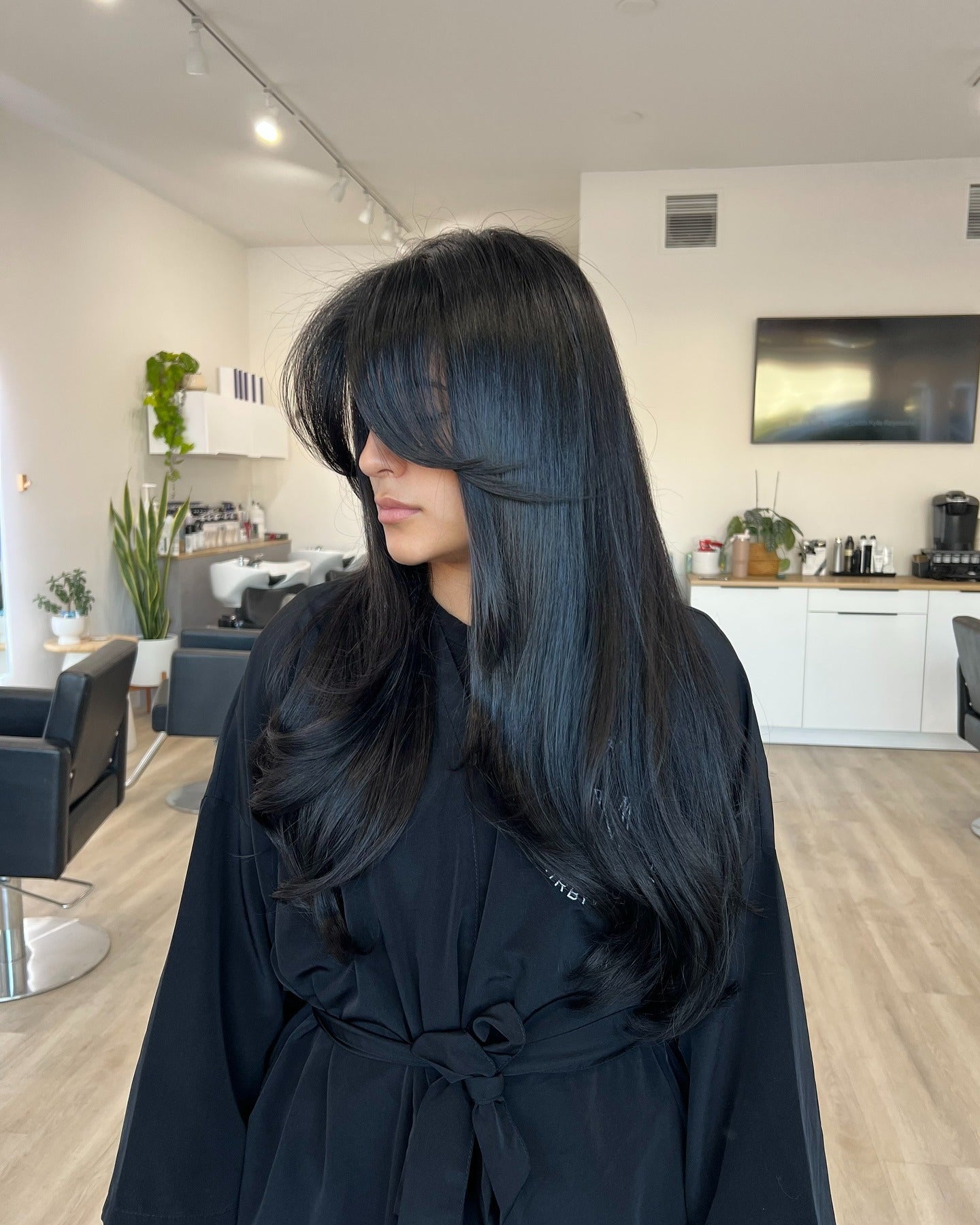 20. Schlanke Gesichtsschichten auf Jet Black (lang geschichtete Frisuren mit Pony)