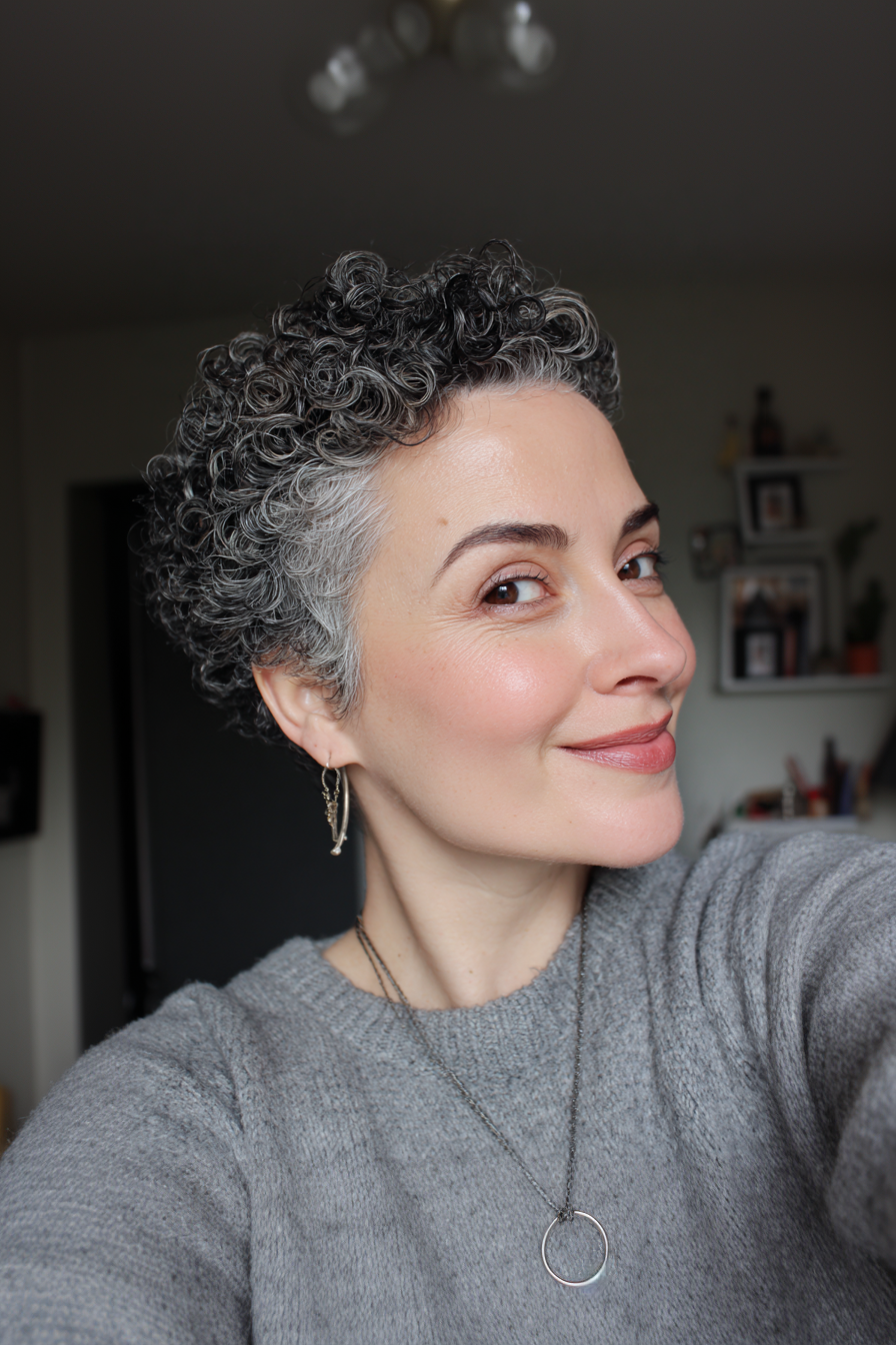 20. sich verjüngte Salz-und-Prepper-Curly-Ernte (kurze lockige Haarschnitte für Frauen)-kurze lockige Haarschnitte für Frauen