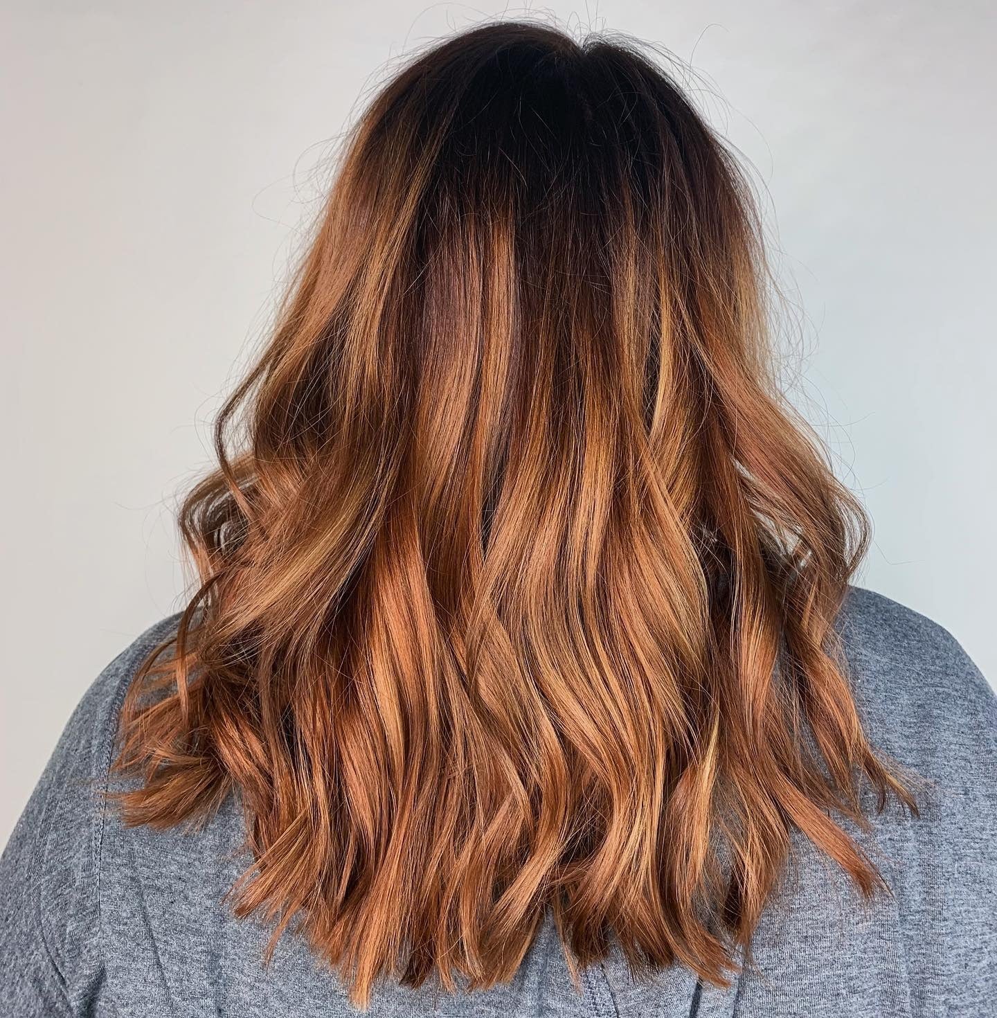 20. gerösteter Zimtbalayage mit Wurzelschatten (Zimthaarfarbe)