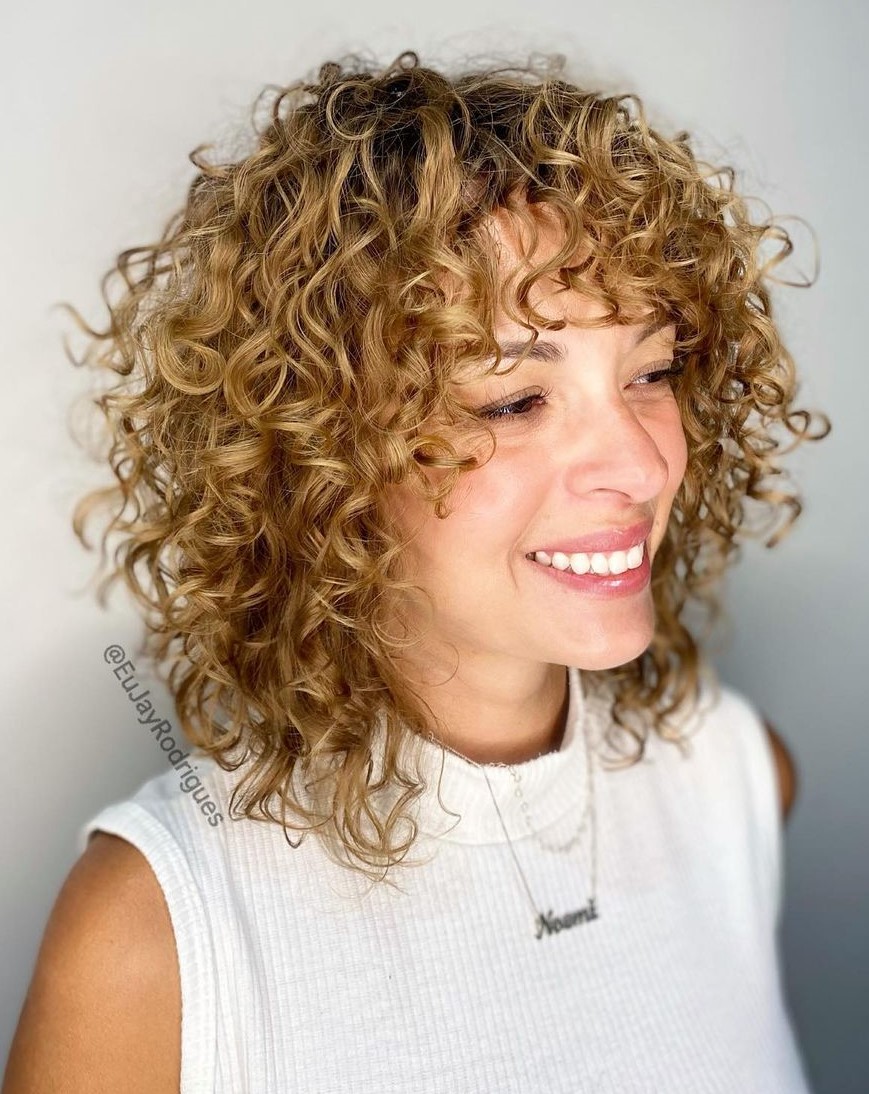 Lockiger langer Bob mit Pony