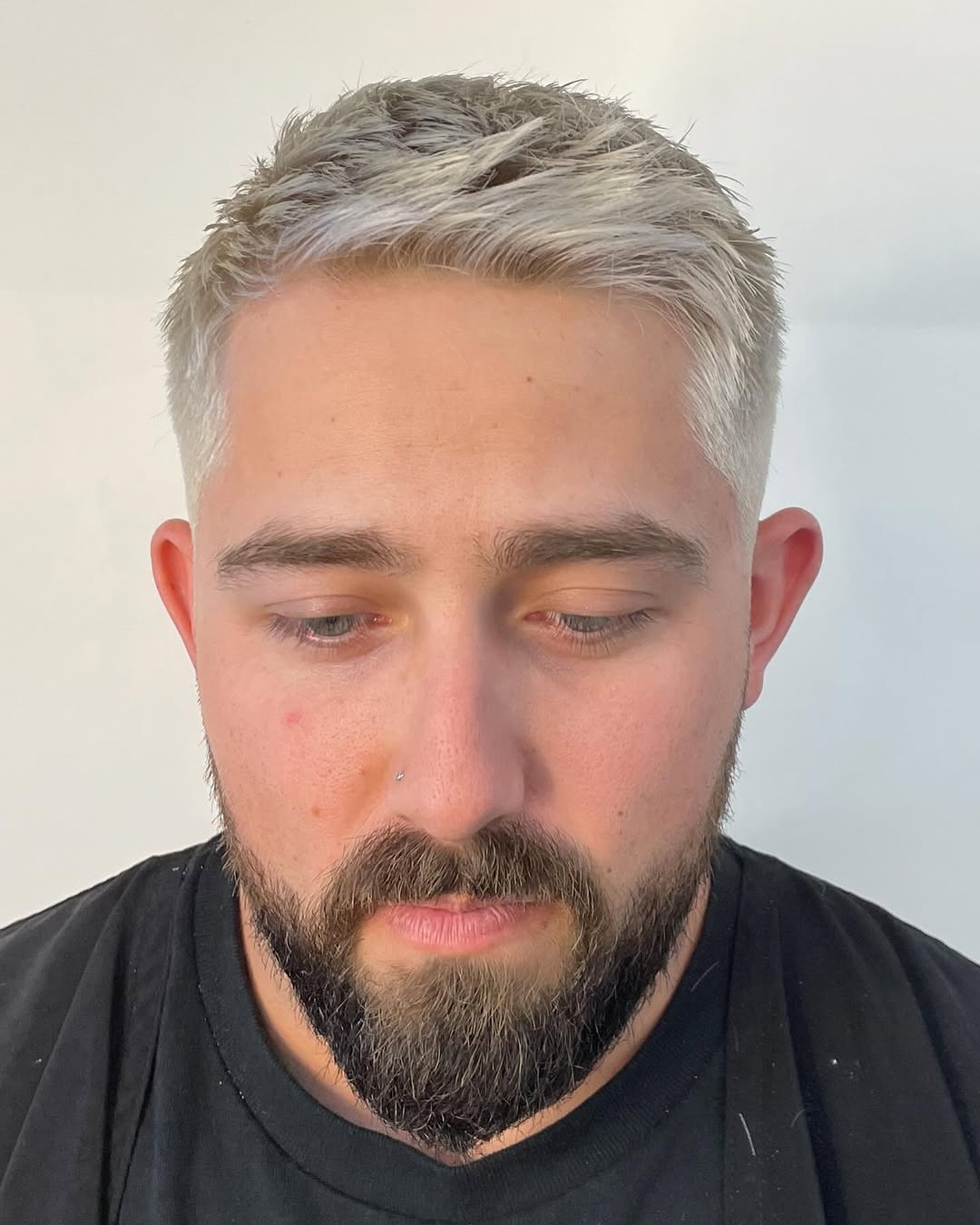 Strukturierte Crew für ein längliches Gesicht geschnitten