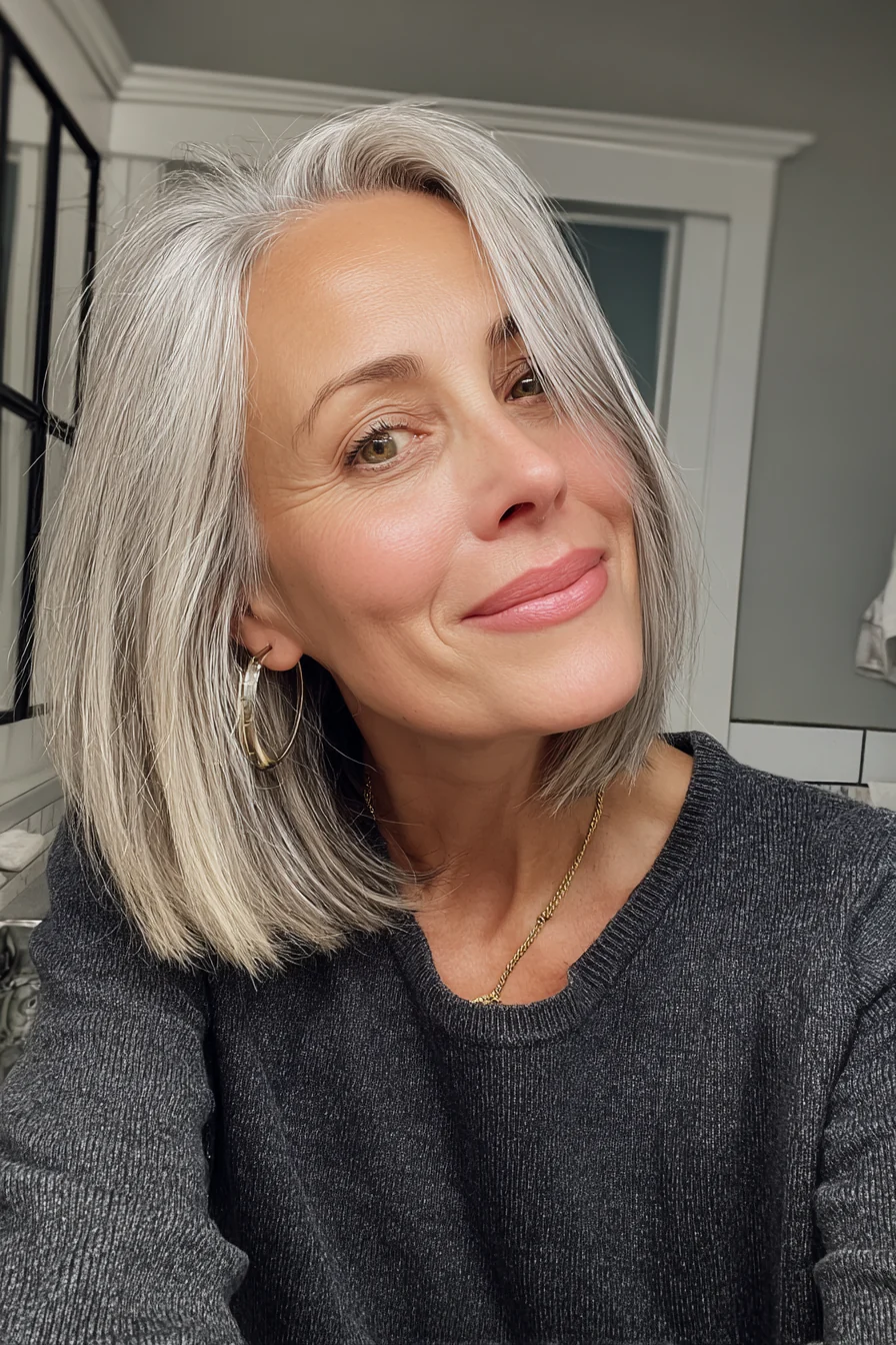 21. Aschblonder, glatter Midi-Schnitt (Neue Frisuren für Frauen über 60) – Neue Frisuren für Frauen über 60