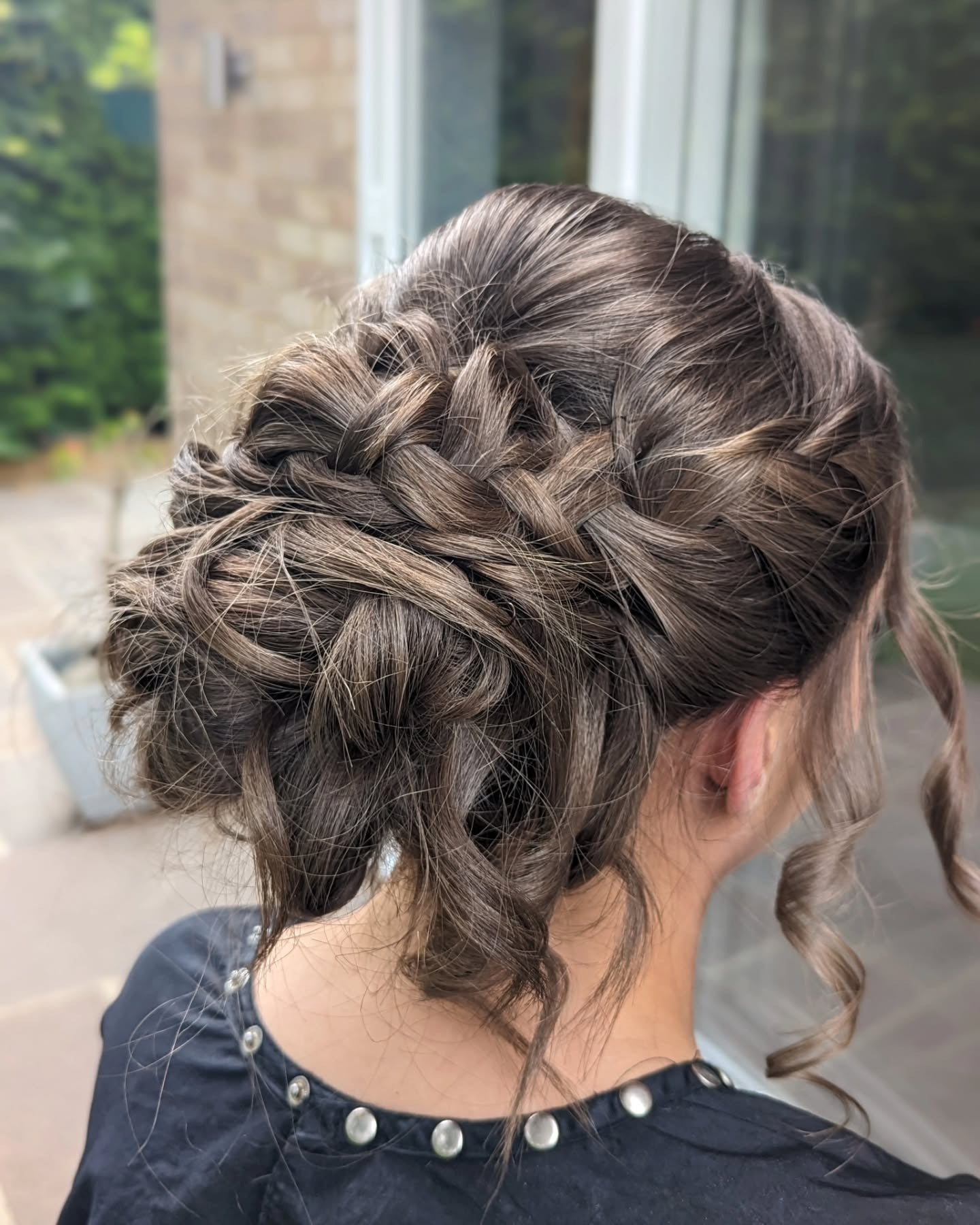 21. geflochtenes strukturiertes Brötchen mit aschbraunen Highlights (Abschlussballfrisuren)