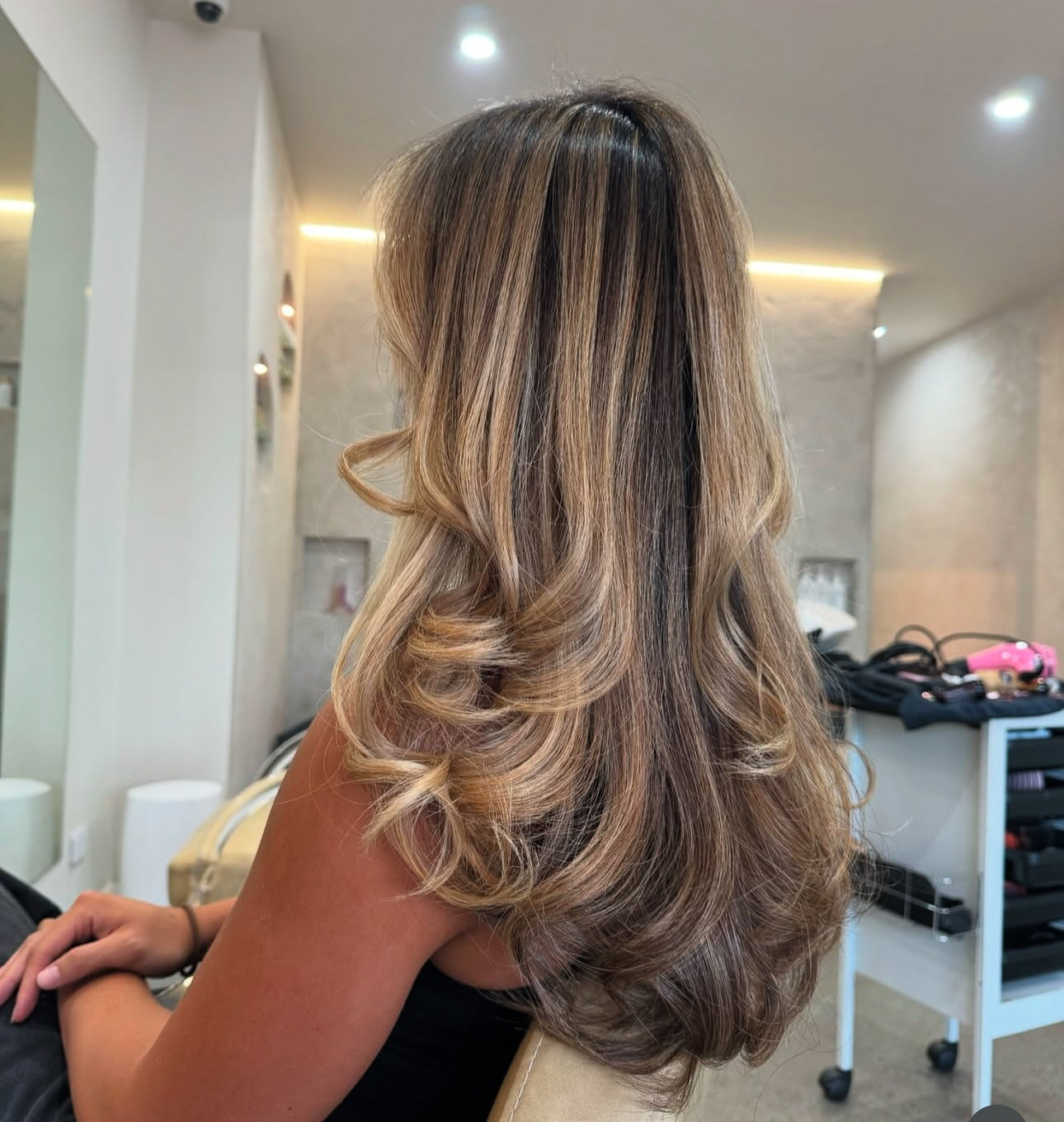 21. Honigbronzeschichten mit gekräuselten Enden (hellbraunes Haar mit Highlights)