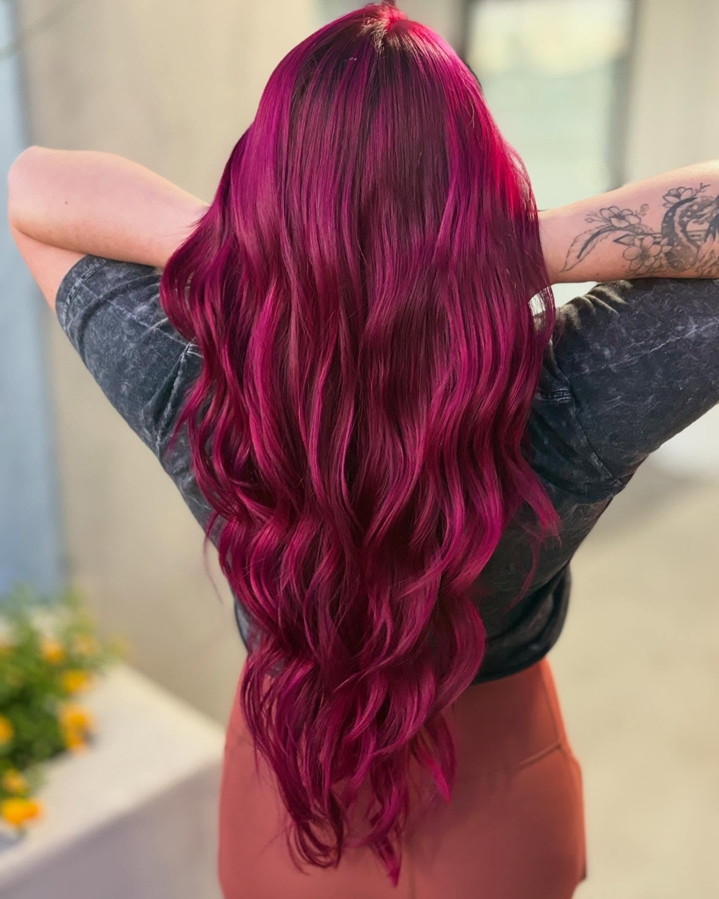 21. Lange Magenta -Wellen mit weicher Wurzelverblutung (Magenta Haarfarbe)