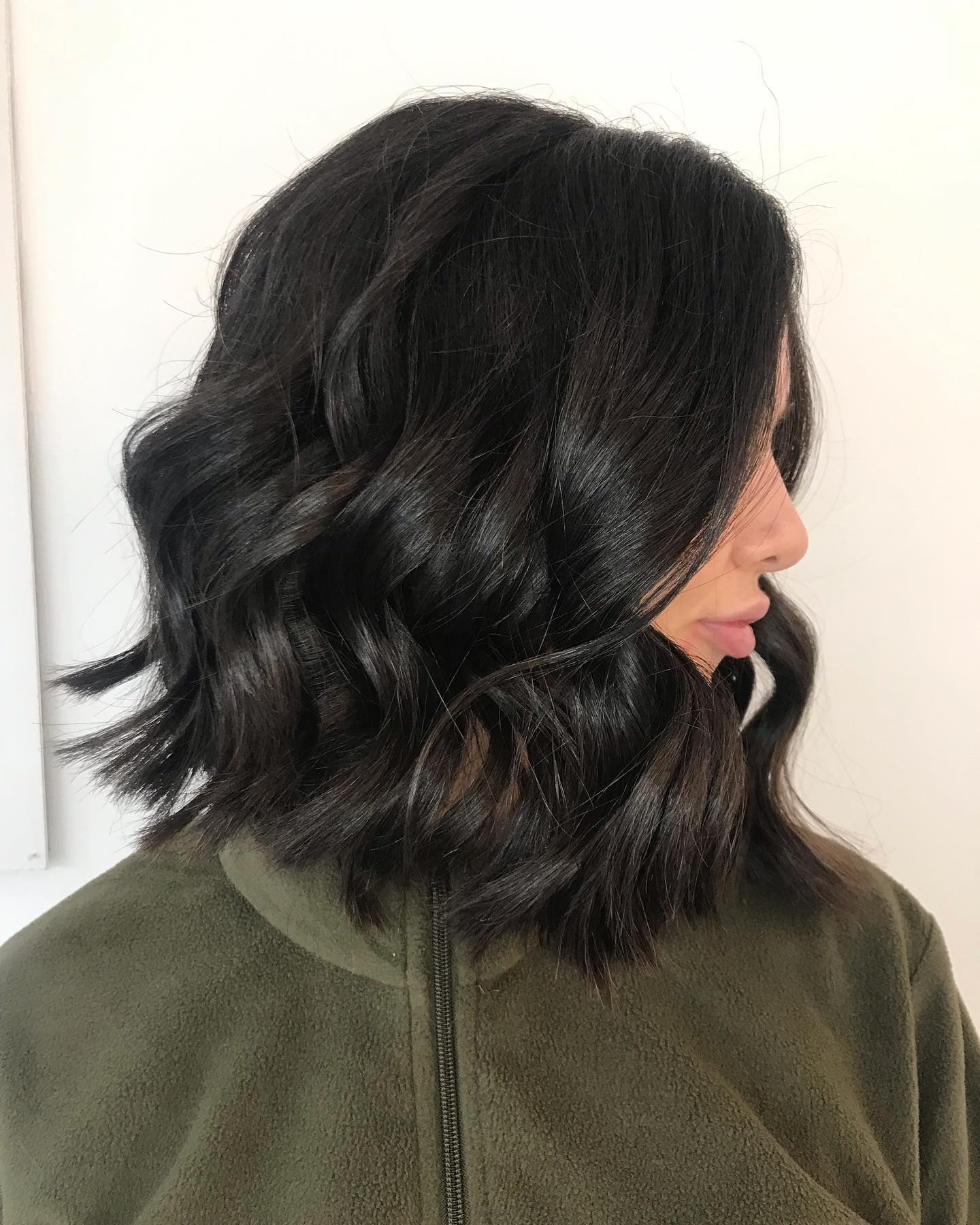 21. Mitternacht schwarz glänzend welliger Bob (wellige Bob -Haare)