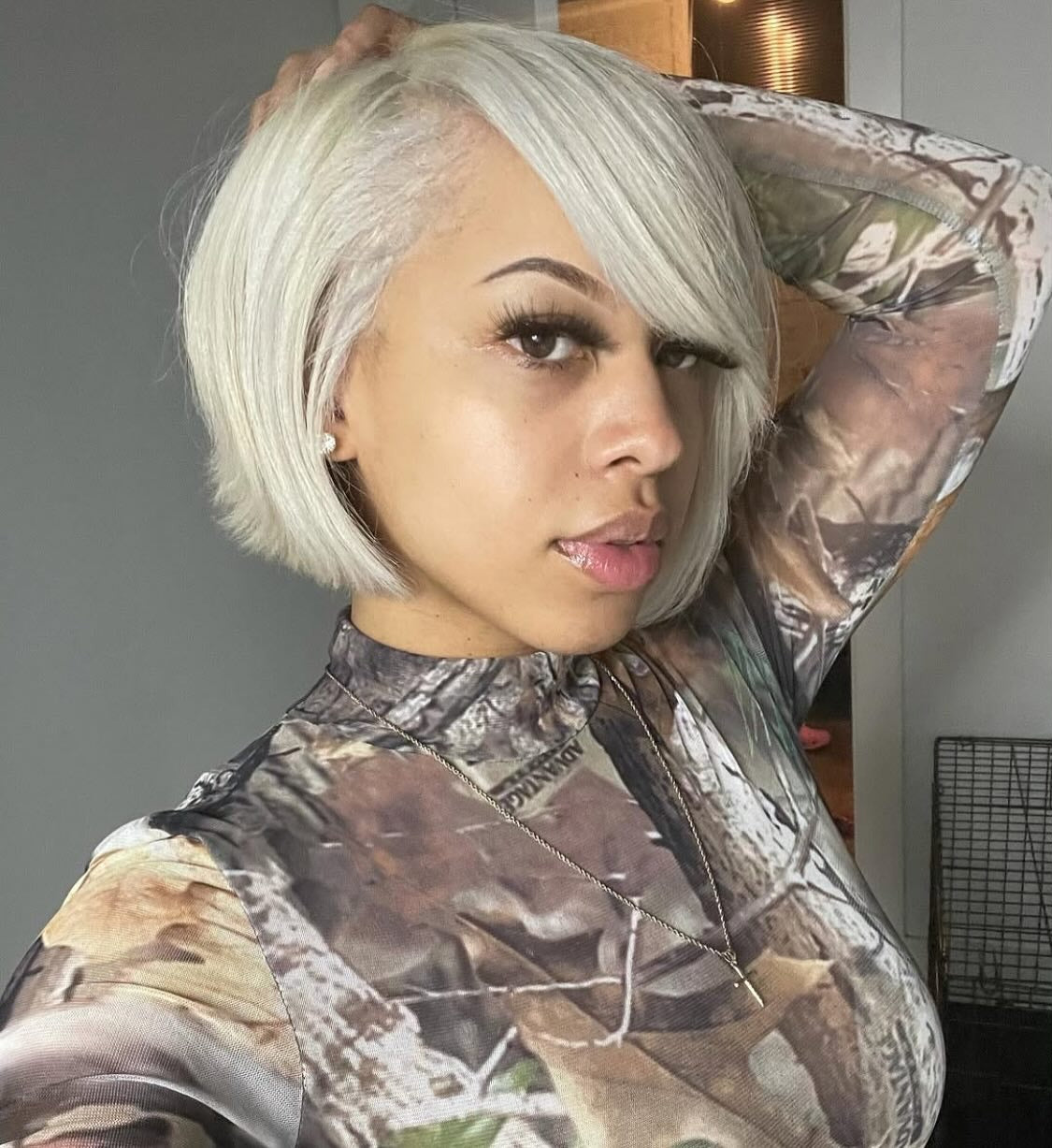 21. Platin -Präzision Bob mit tiefen Seiten Teil (gestapelte Bob -Haare)