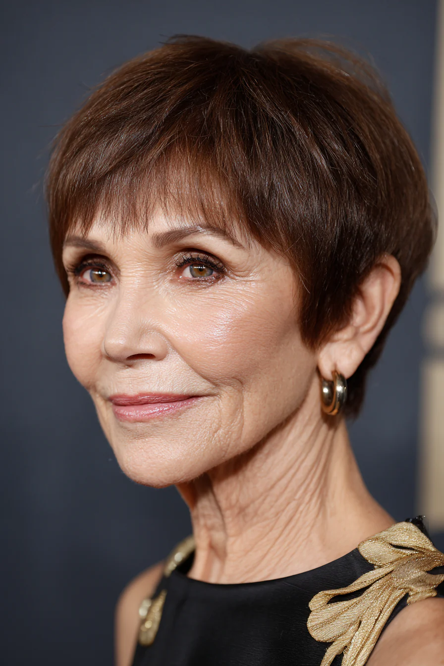 21. Kurzer Schüsselschnitt mit dezenten Schichten – Dunkles Kastanienbraun (kurze Frisuren für ältere Frauen mit dickem Haar) – Kurze Frisuren für ältere Frauen mit dickem Haar