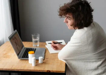 15 flexible Arbeit zu Hause Jobs für Menschen mit chronischer Krankheit (verdienen bis zu 17.000 US -Dollar pro Monat)