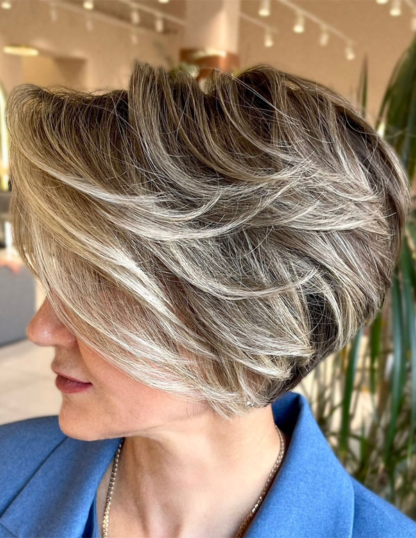 Stapelte Bob Frisur für Frauen über 40, geschichtete Bob -Frisur, kurzer Haarschnitt für Frauen über 40, Layered Bob für Frauen über 40