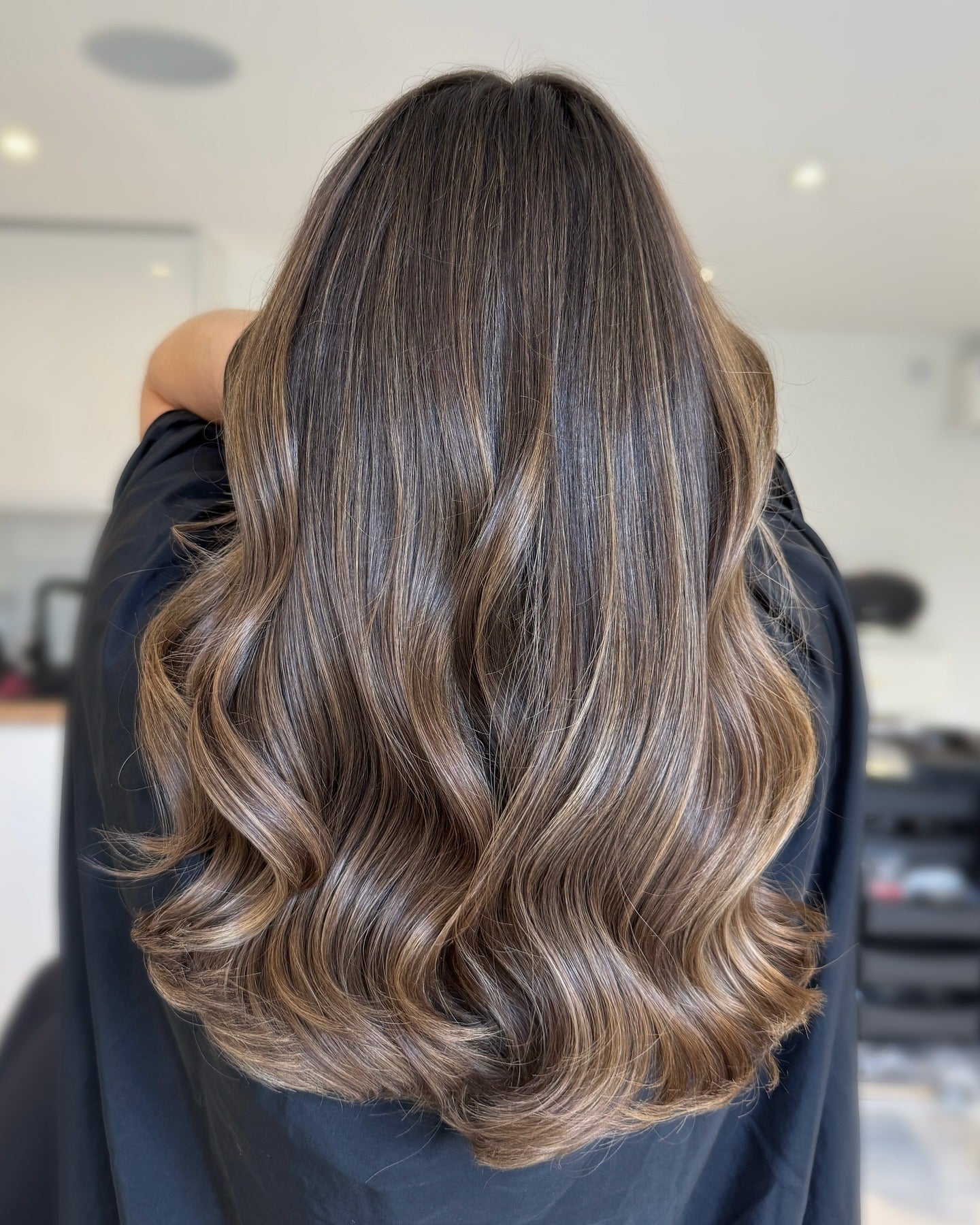 22. Dunkle Mokka mit geflüsterten Karamell -Highlights (hellbraunes Haar mit Highlights)