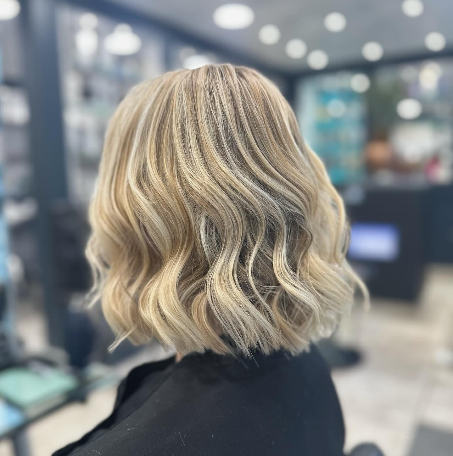 22. Dimensional Vanilla Blonde Wavy Bob (wellige Bob -Haare)