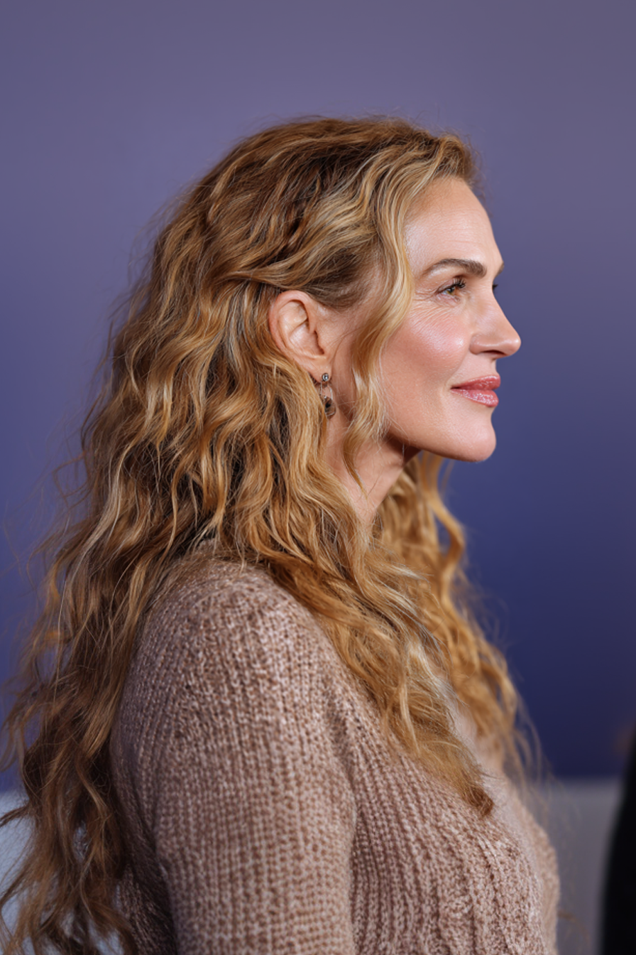 22. Goldene beige tiefe Wellen (Frisuren für ältere Frauen mit welligem Haar) - Frisuren für ältere Frauen mit welligem Haar