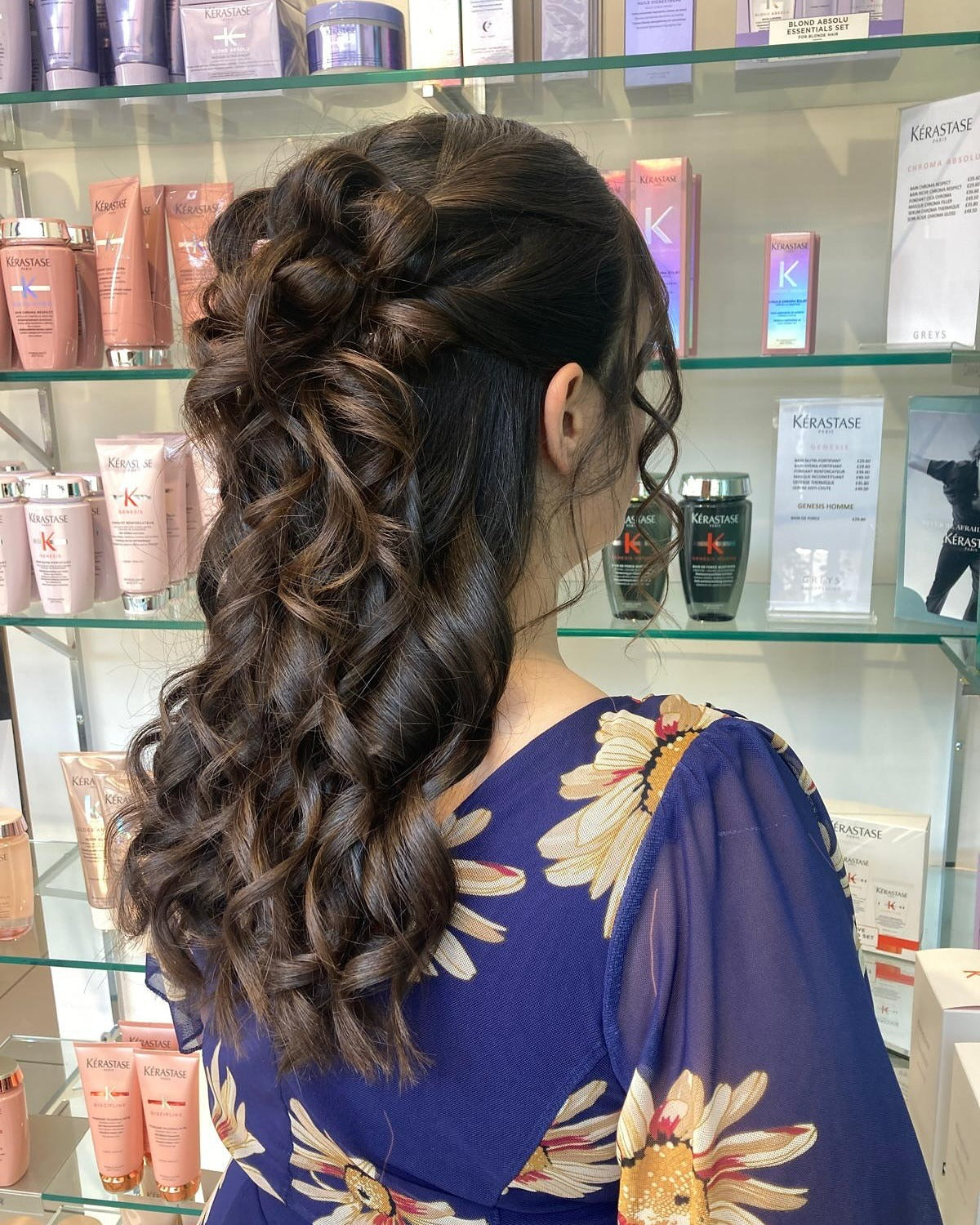 22. Halb-up-Kaskade mit tiefem Mahagoni-Glanz (Abschlussballfrisuren)