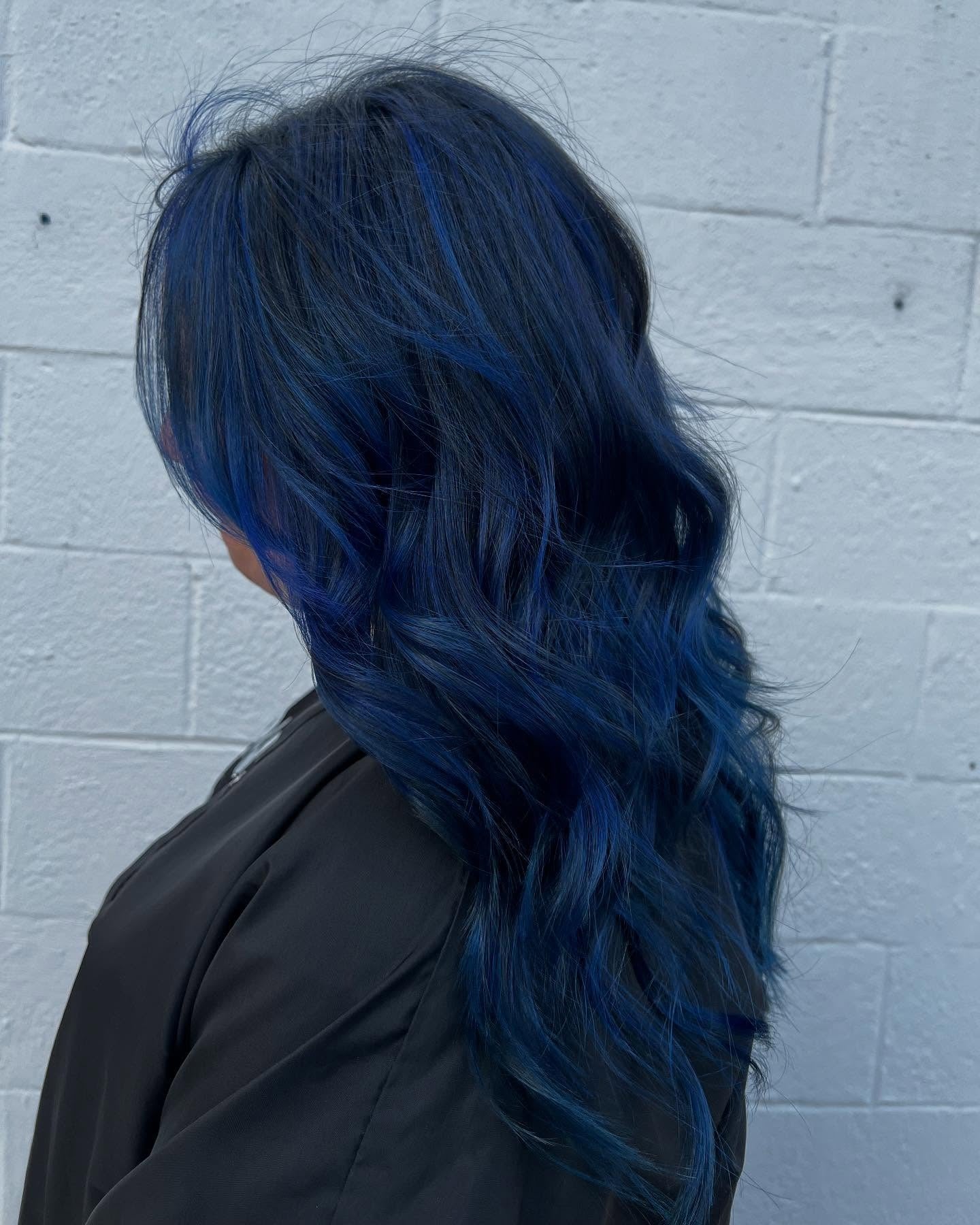 22. Matte Marineschichten mit luftiger Textur (blaue Haarfarbe)