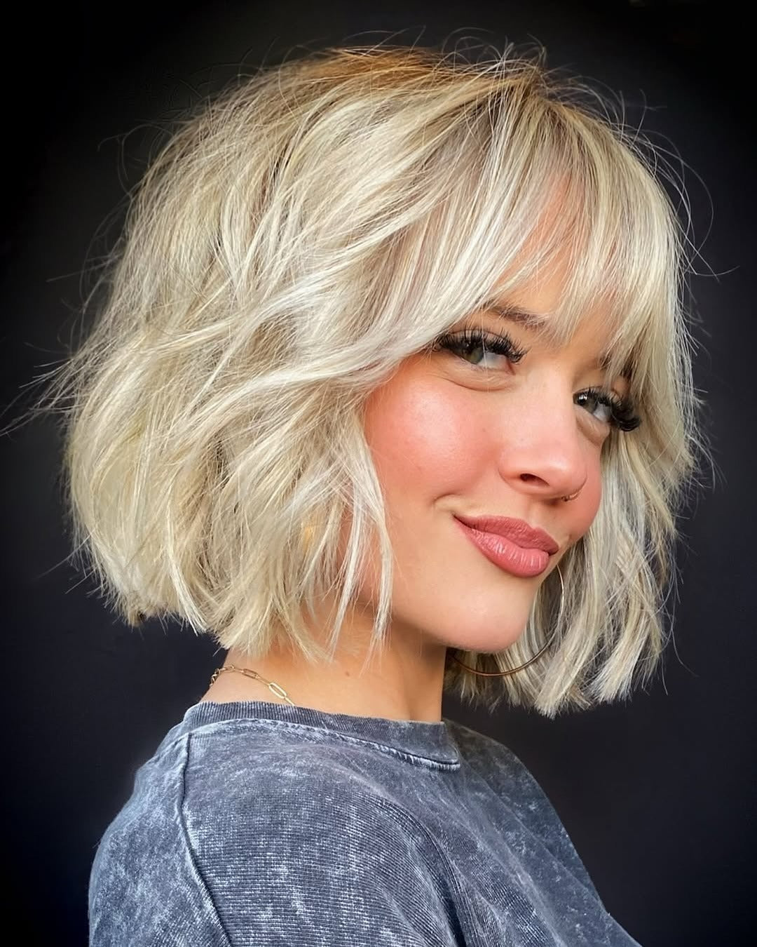 22. Platinblonde Shaggy Bob mit weichen Vorhang Pony (Shaggy Bob Frisuren)
