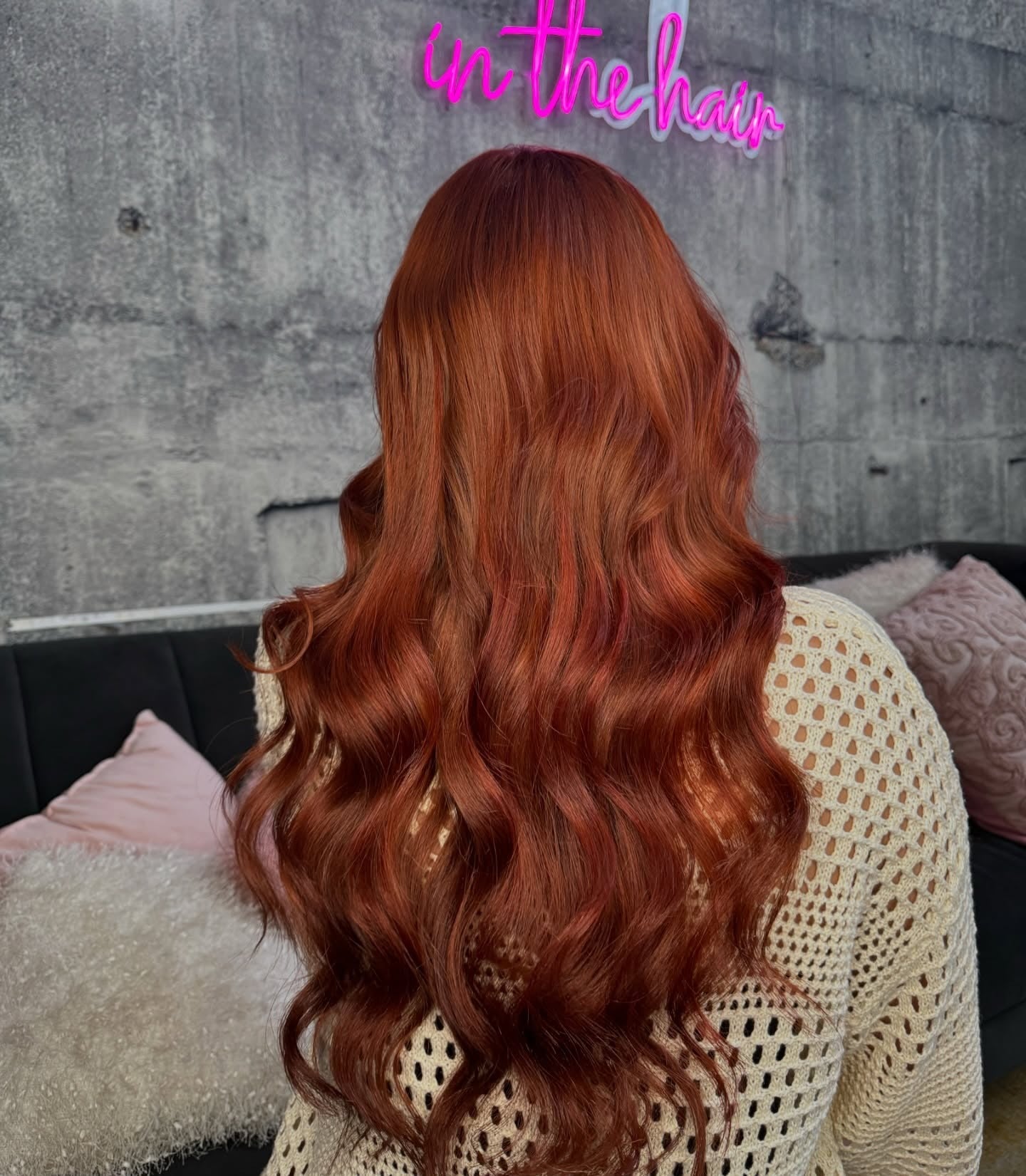 22. Rich Zimtrot mit glamourösen Locken (Zimthaarfarbe)