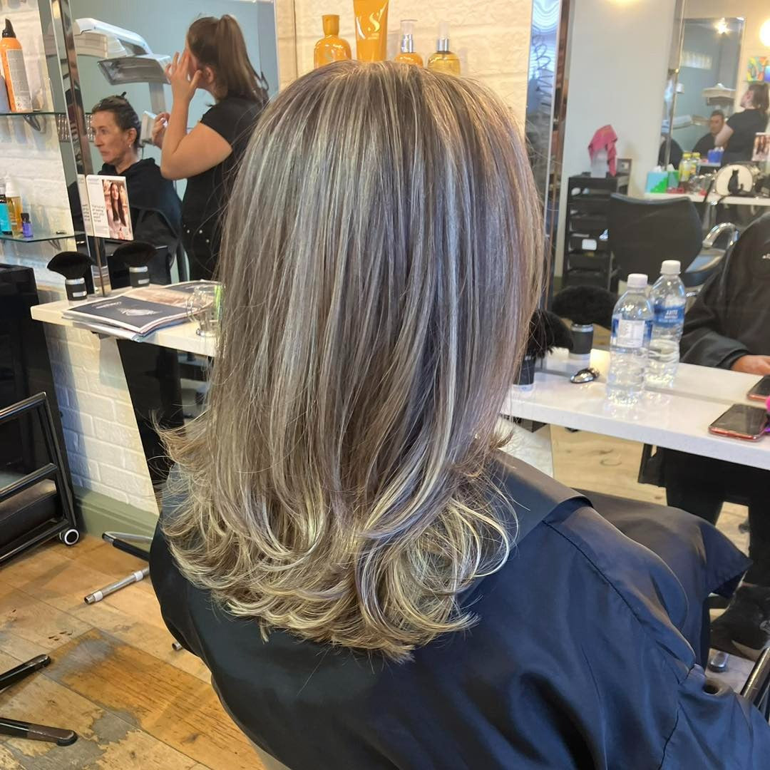 22. Silberasche Highlights auf gefiederten Schichten (hebt Haarfarbe hervor)