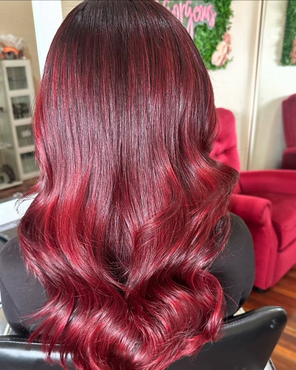 Hochglänzende schwarze tiefe Kirsche lange lose Wellen, rote Haarfarbe, rote Haarfarbe Ideen, rote Haarinspiration, rote Haarfarbe Inspiration, rote Haarfarbe auf dunklem Haar, rote Kirschhaarfarbe, rote Himbeer Haarfarbe