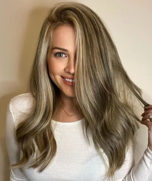 Blondes Haar mit Highlights und Lowlights