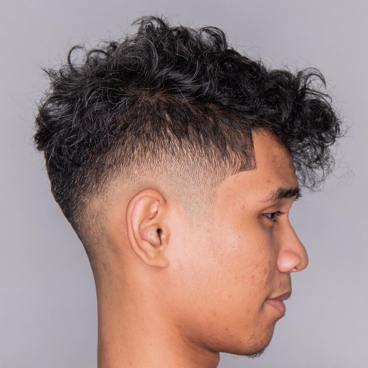 Lockiger Kamm über Verblassen für Jungs