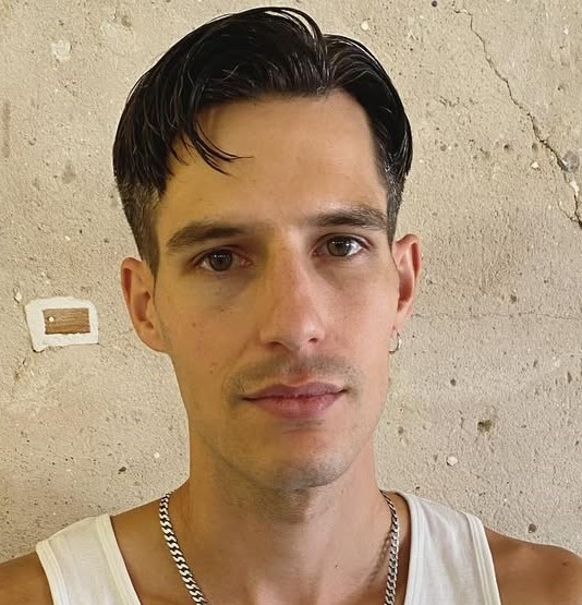 Beilage für eine große Stirn geschnitten