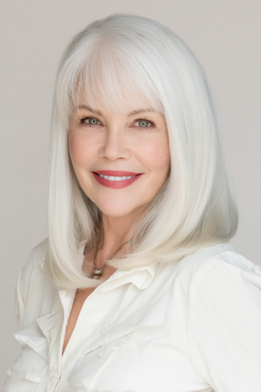 23. Alabaster Straight Lob mit eingesteckten Enden (weiße Frisuren für Frauen über 50) – Weiße Frisuren für Frauen über 50