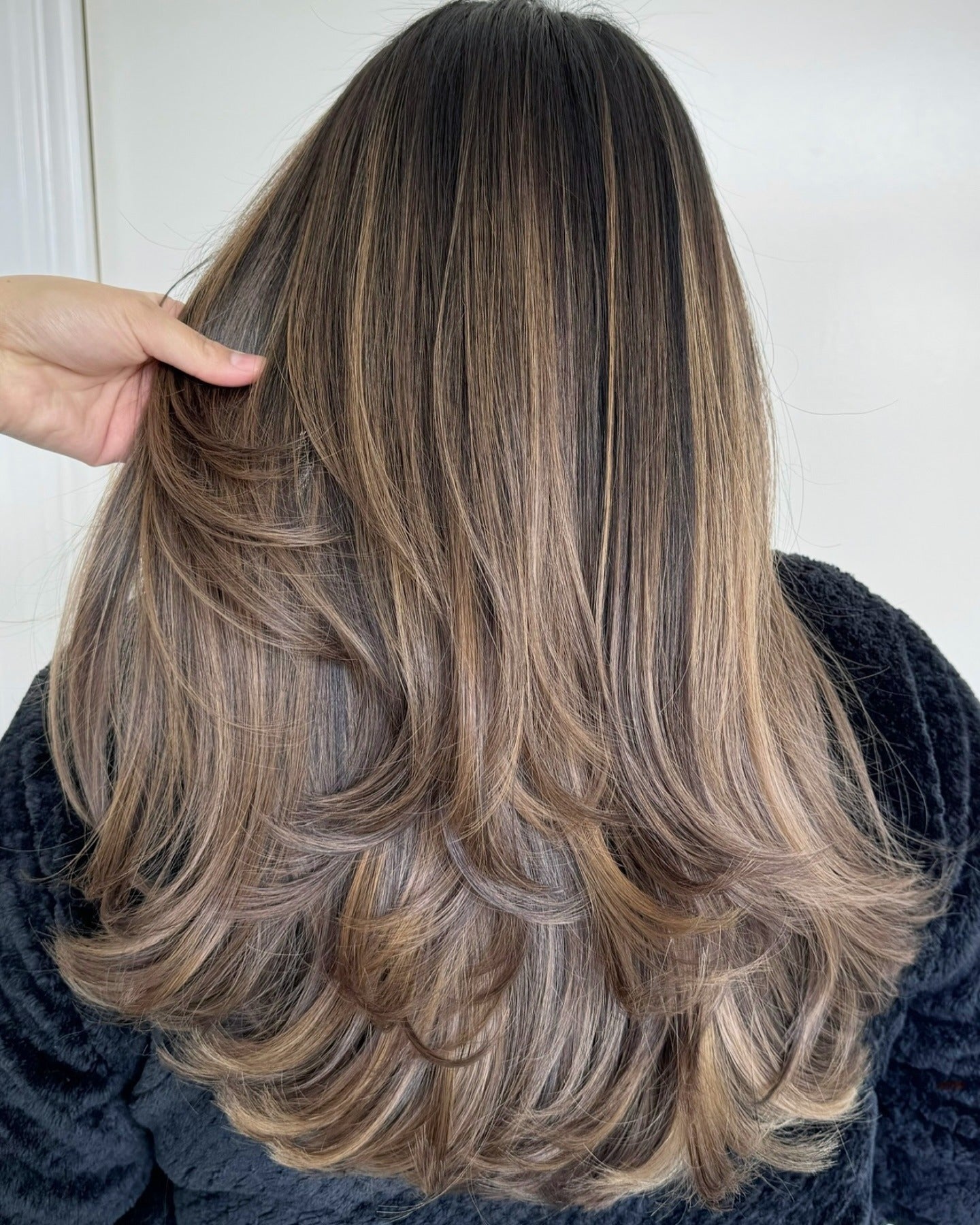 23. Ashy Brünette mit gefiederten Champagner -Highlights (hellbraunes Haar mit Highlights)